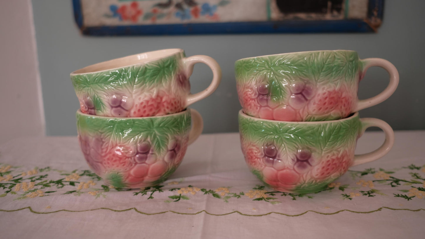 Lot de quatre très grandes tasses vintage en barbotine