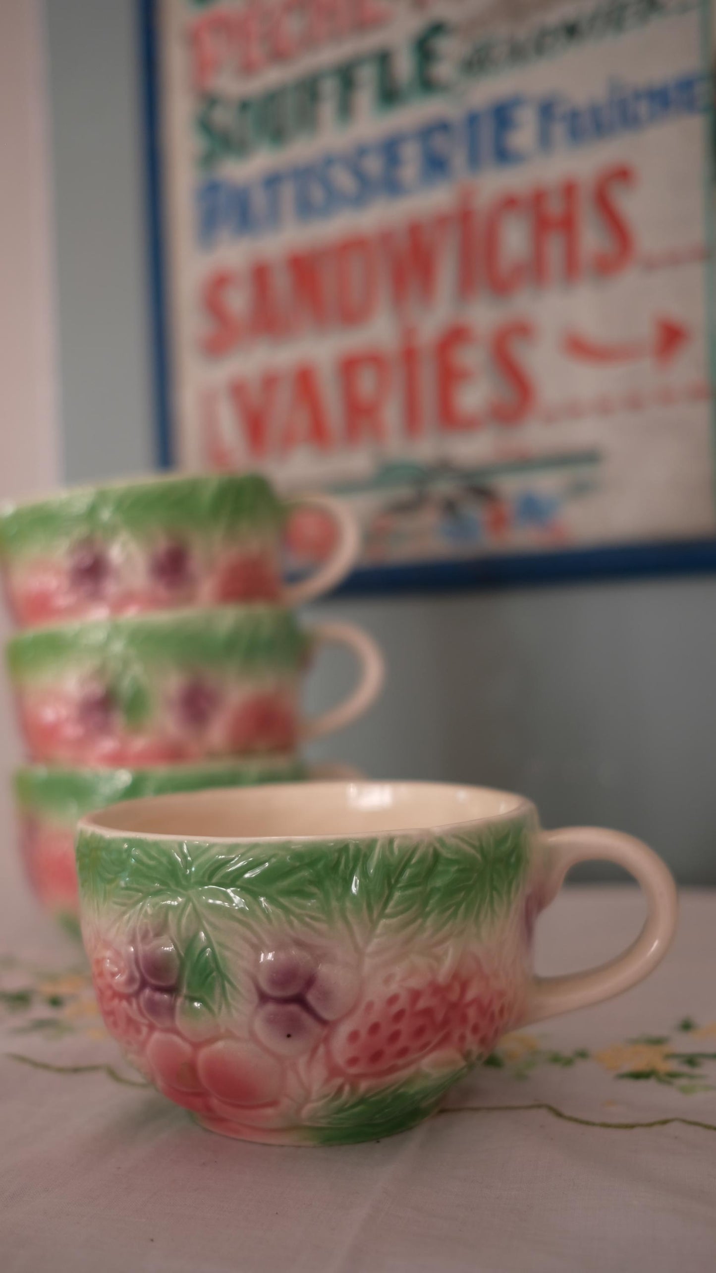 Lot de quatre très grandes tasses vintage en barbotine