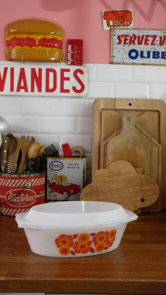 Grand plat à four arcopal vintage, avec son couvercle, modèle Lotus