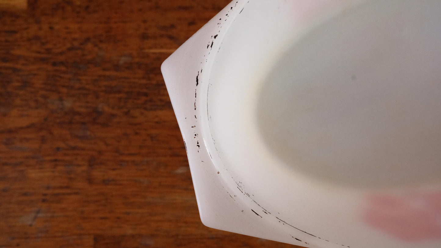 Grand plat à four arcopal vintage, avec son couvercle, modèle Lotus