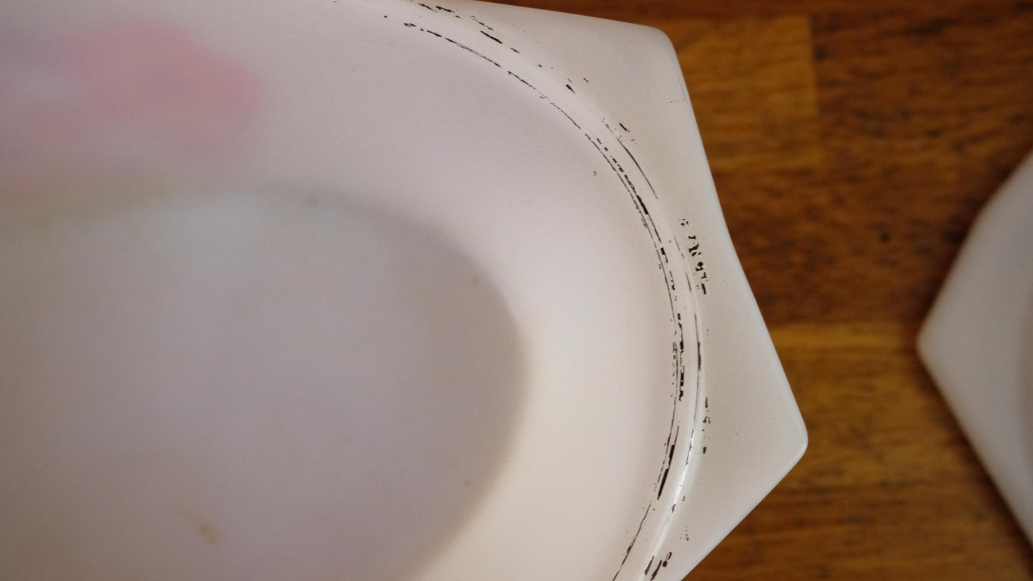 Grand plat à four arcopal vintage, avec son couvercle, modèle Lotus