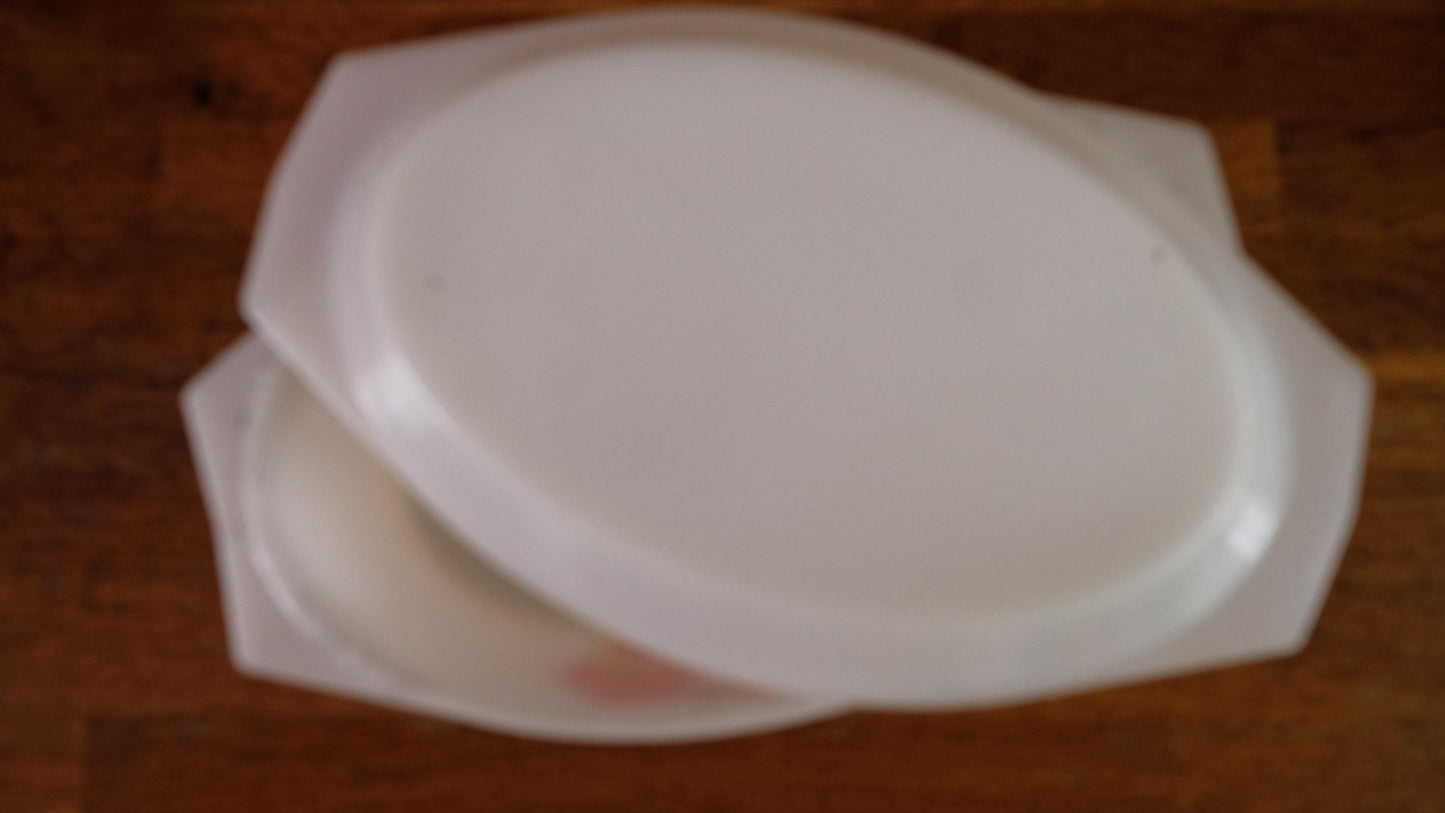 Grand plat à four arcopal vintage, avec son couvercle, modèle Lotus
