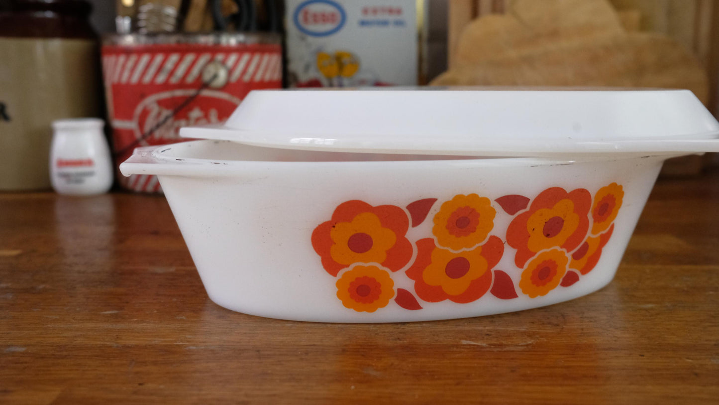 Grand plat à four arcopal vintage, avec son couvercle, modèle Lotus
