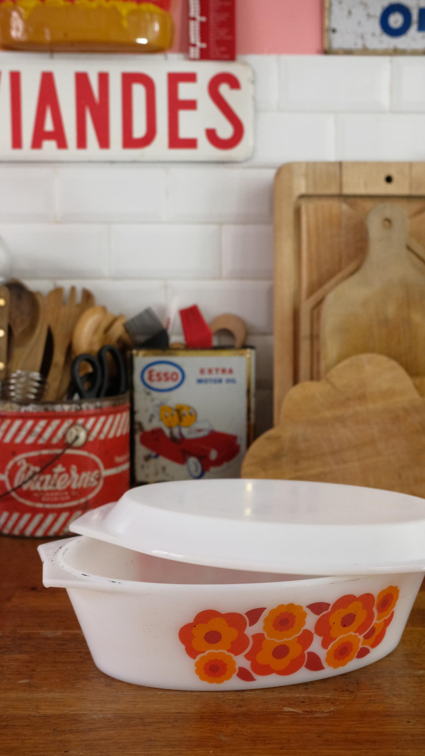 Grand plat à four arcopal vintage, avec son couvercle, modèle Lotus