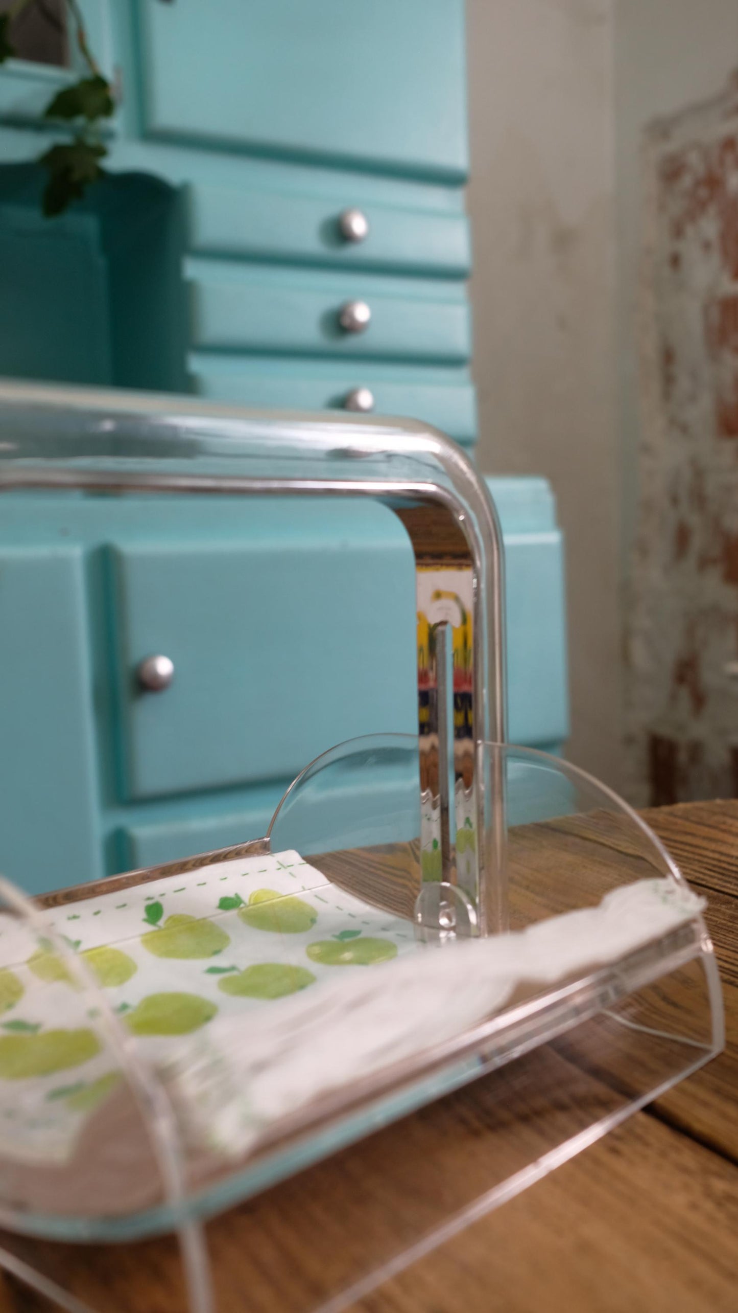 Distributeur de serviettes Guzzini vintage en plexiglas style space age