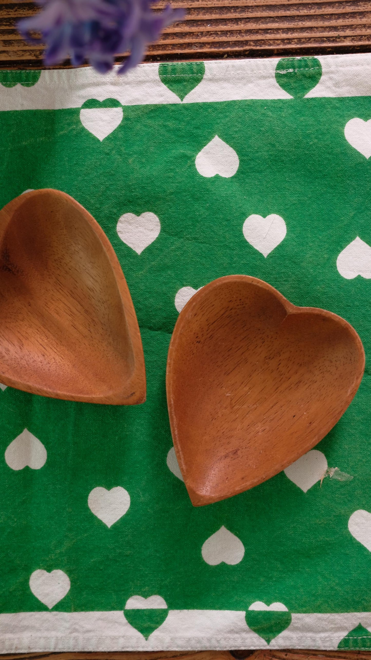 Lot de deux vide-poche vintage en bois en forme de cœur