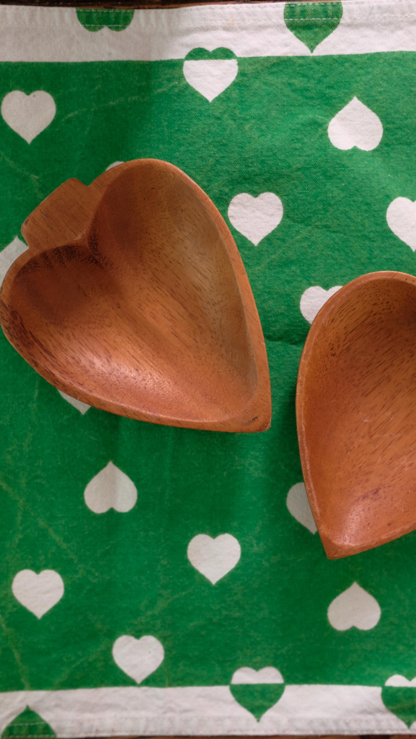 Lot de deux vide-poche vintage en bois en forme de cœur