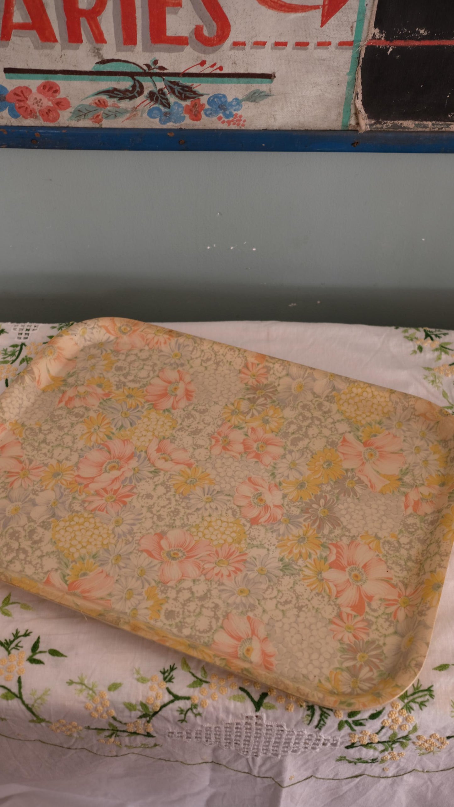 Plateau vintage fleuri en fibre de verre