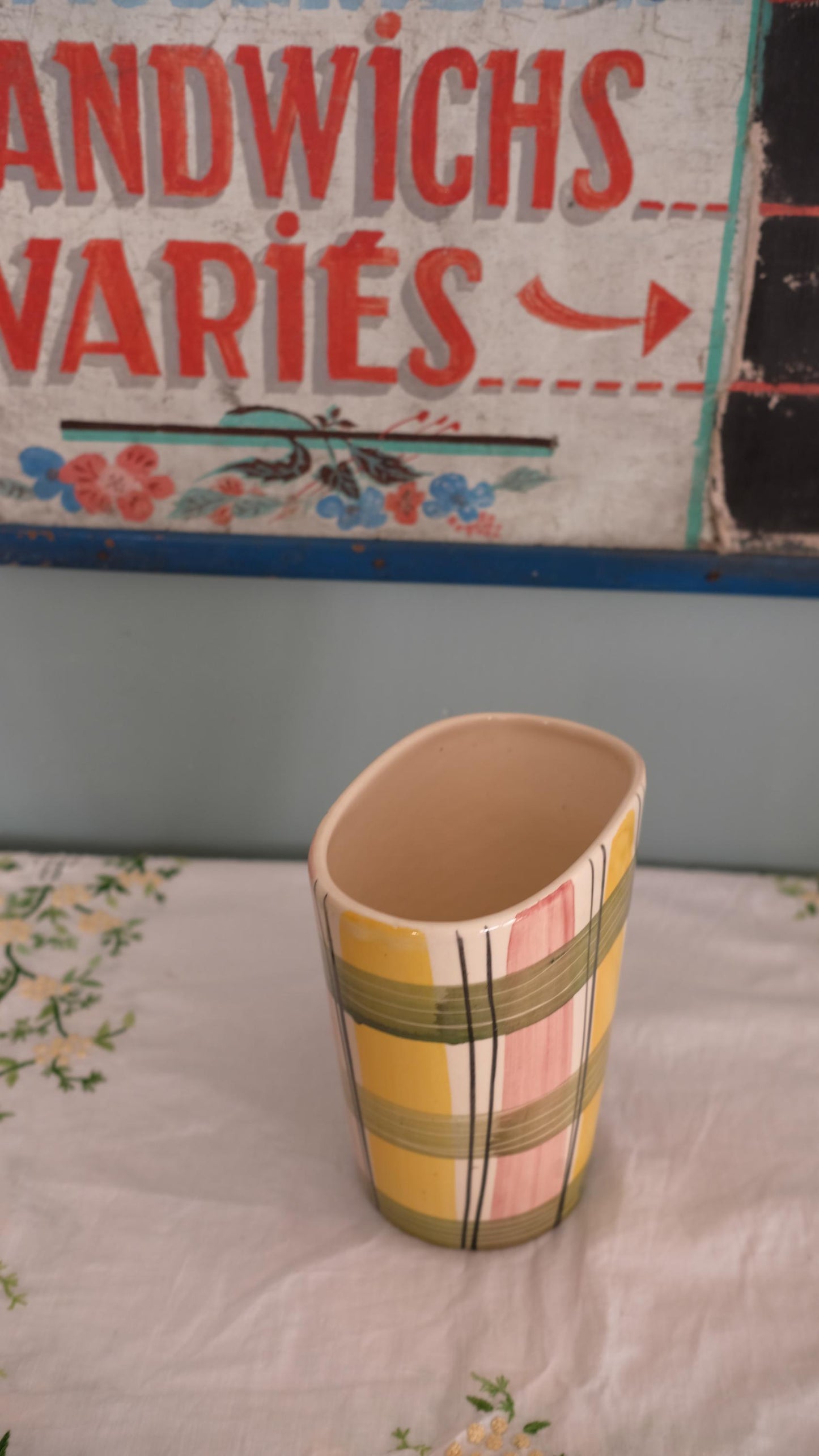 Vase en céramique motif carreaux, années 50