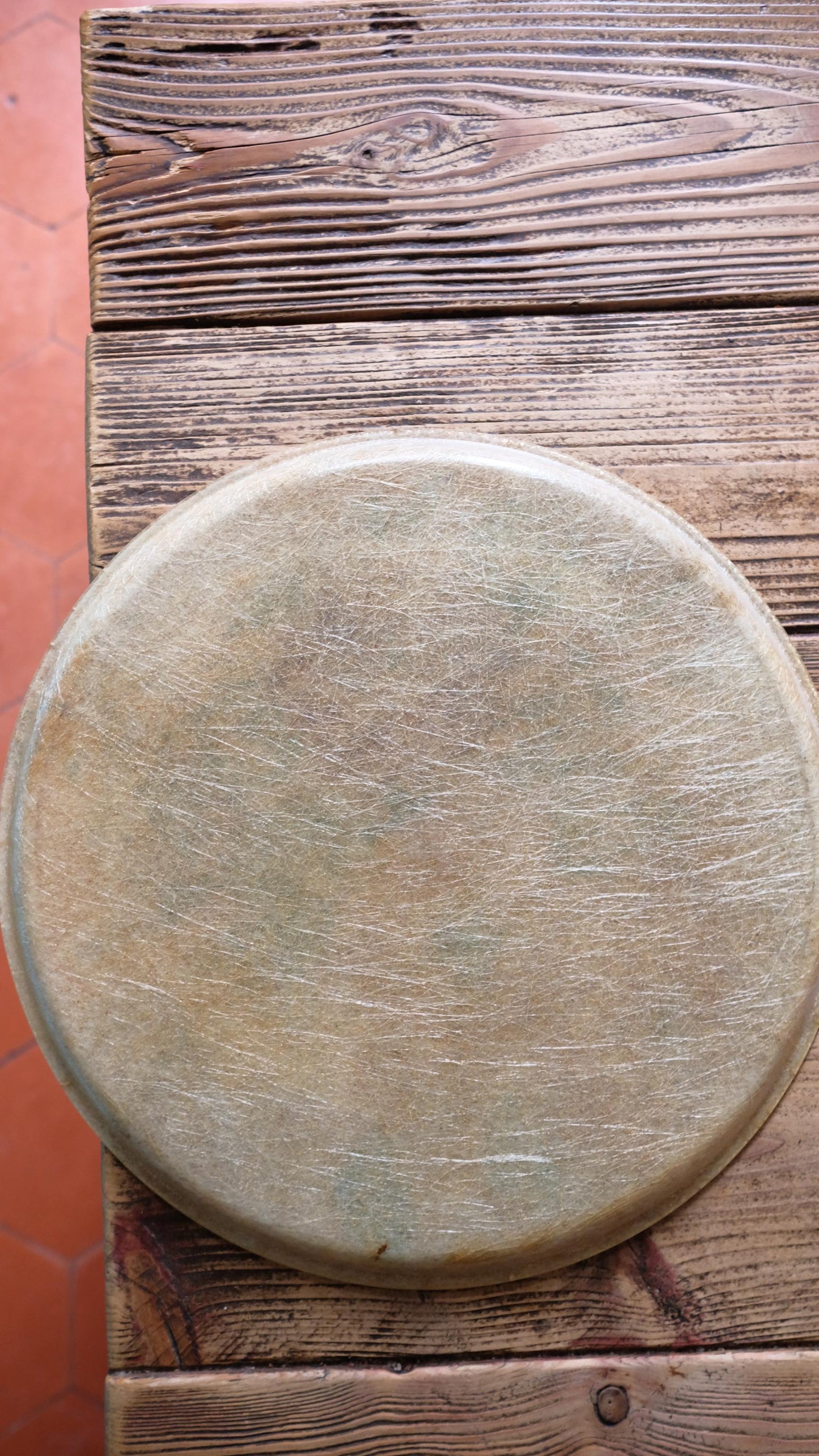 Plateau rond vintage en fibre de verre motif fleurs