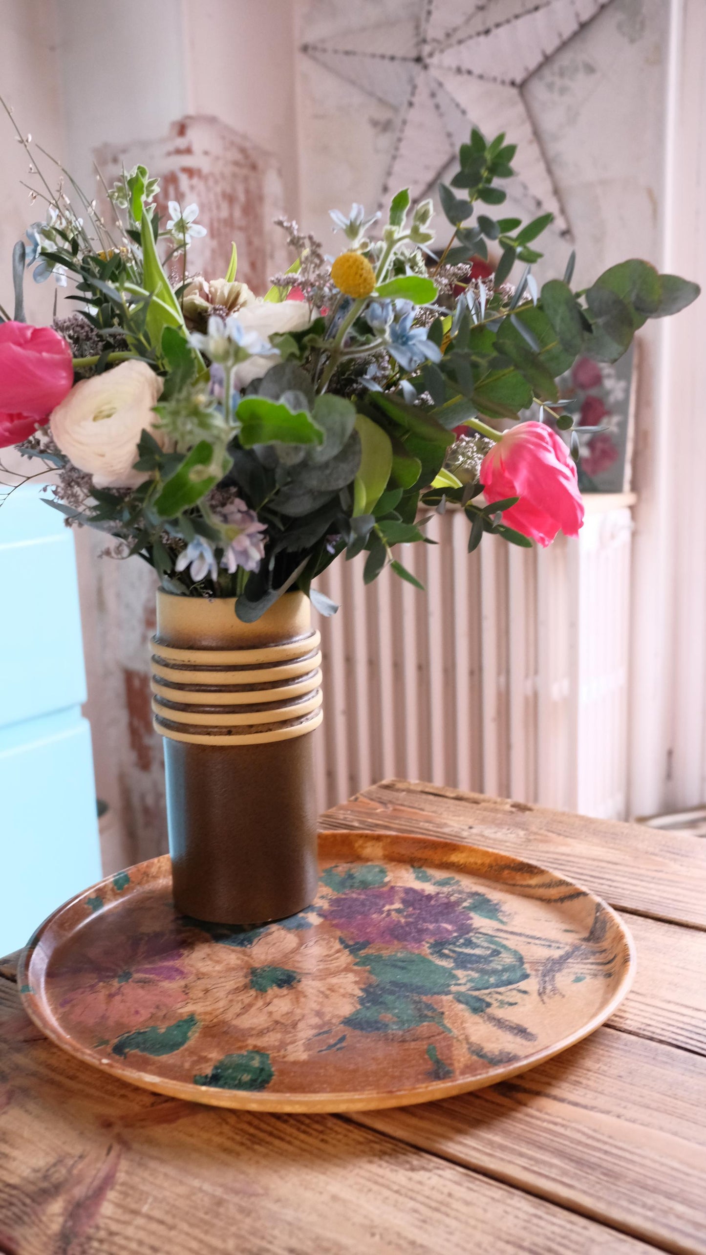 Plateau rond vintage en fibre de verre motif fleurs