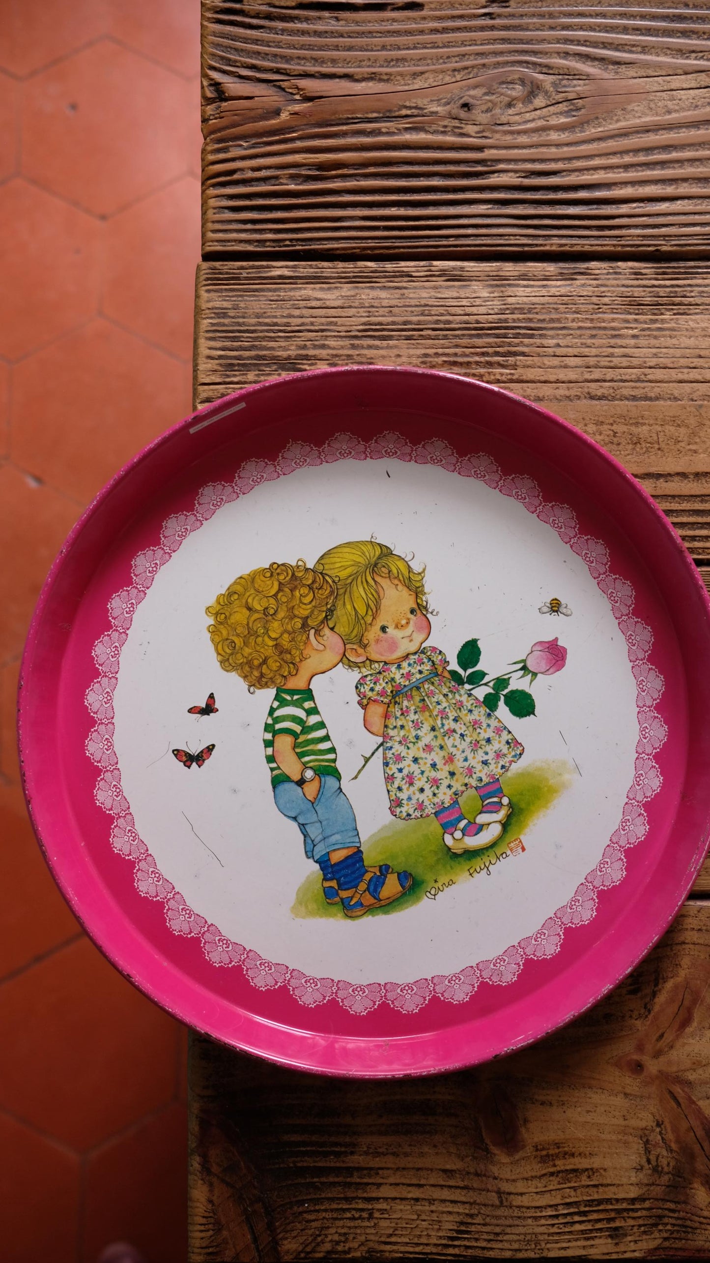 Plateau virojanglor vintage illustré par Mira Fujita