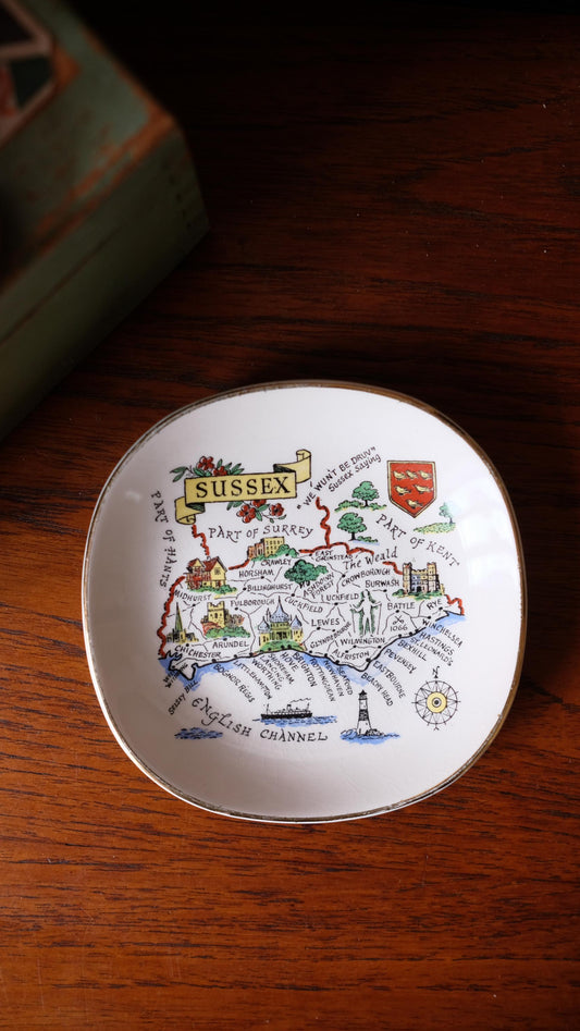 Vide-poches/cendrier vintage touristique du Sussex Falcon ware en céramique