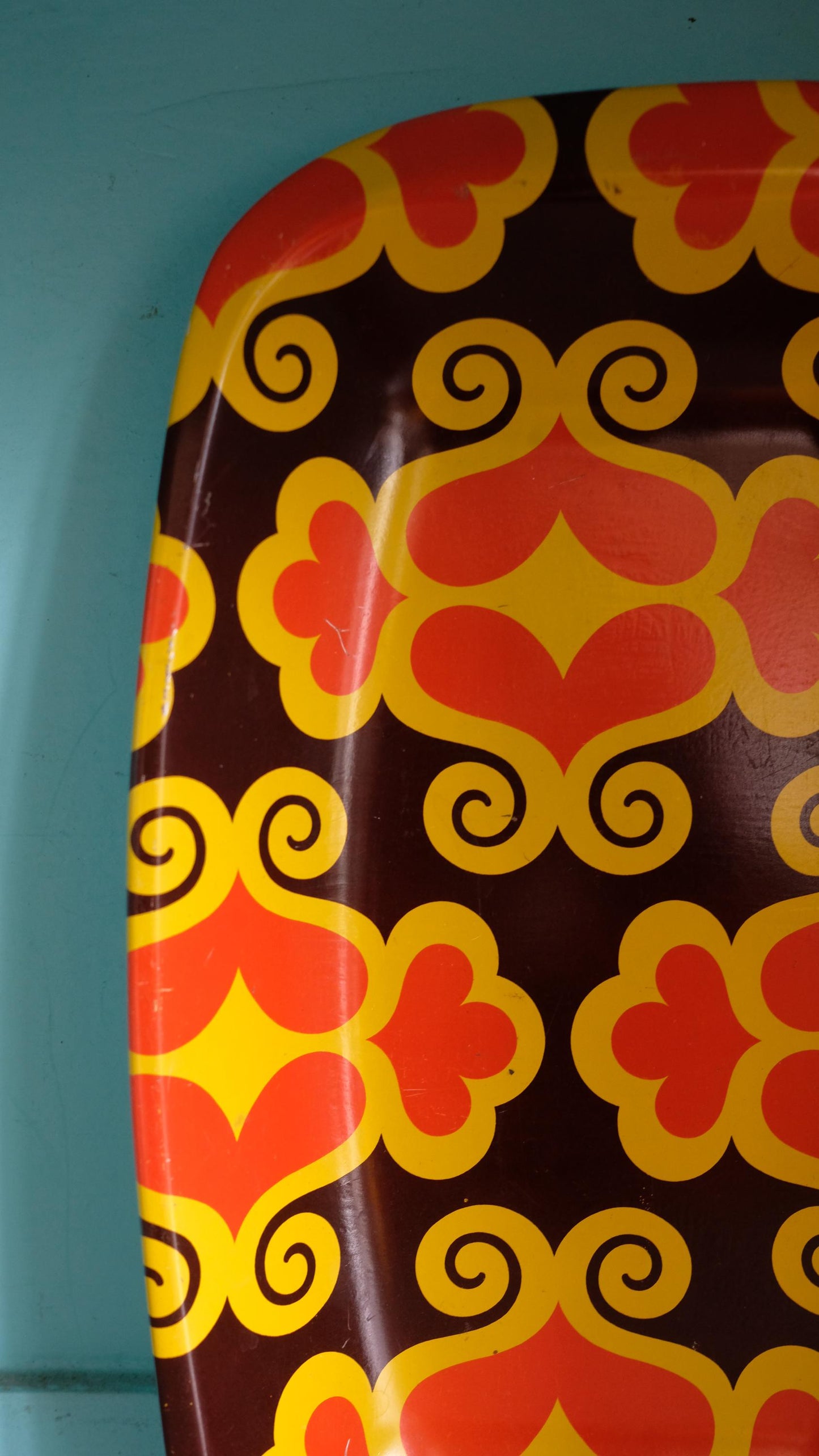 Plateau à motif 70's vintage en métal