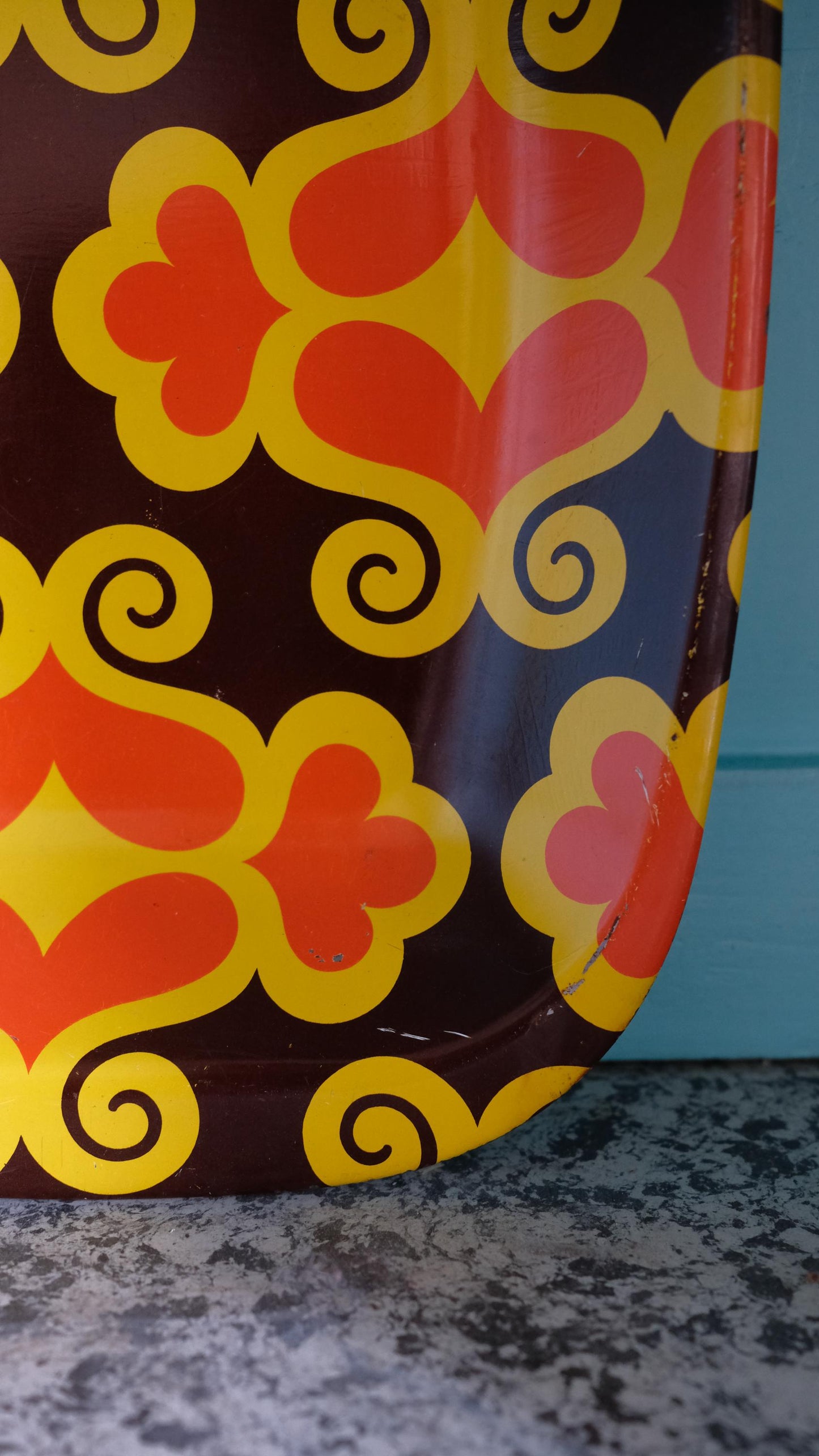 Plateau à motif 70's vintage en métal