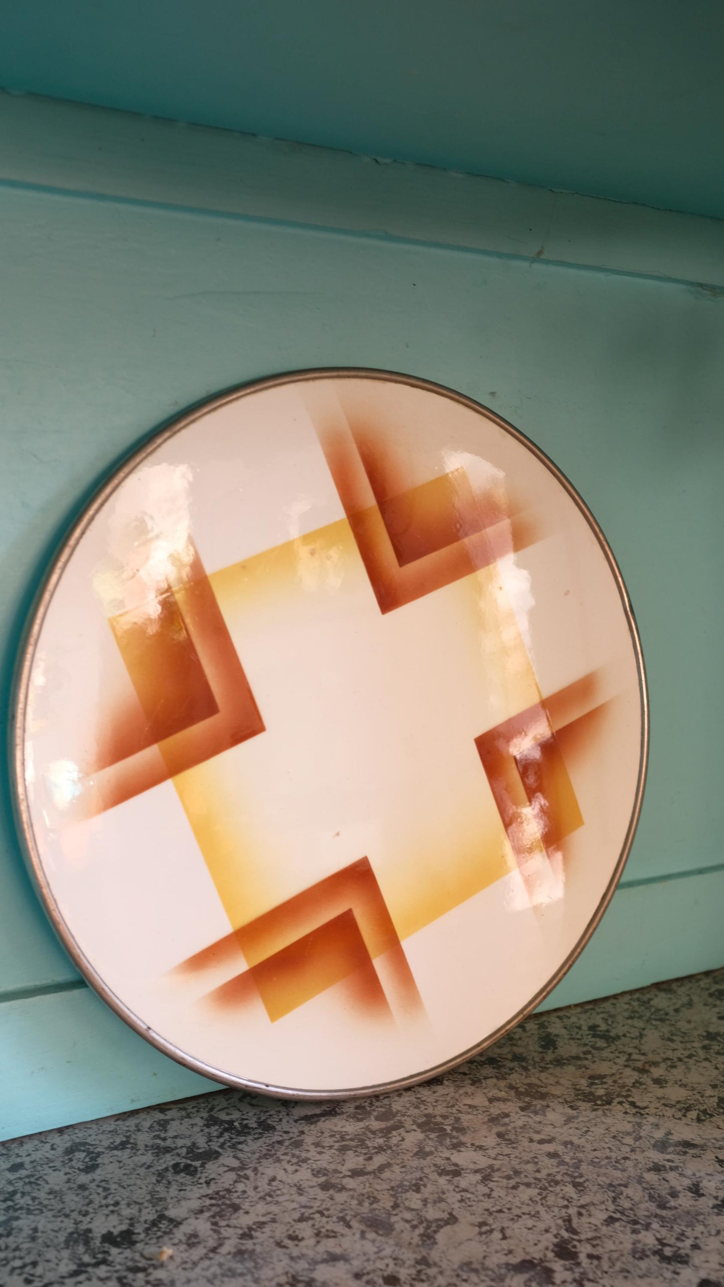 Plat de présentation vintage en céramique cerclé de métal