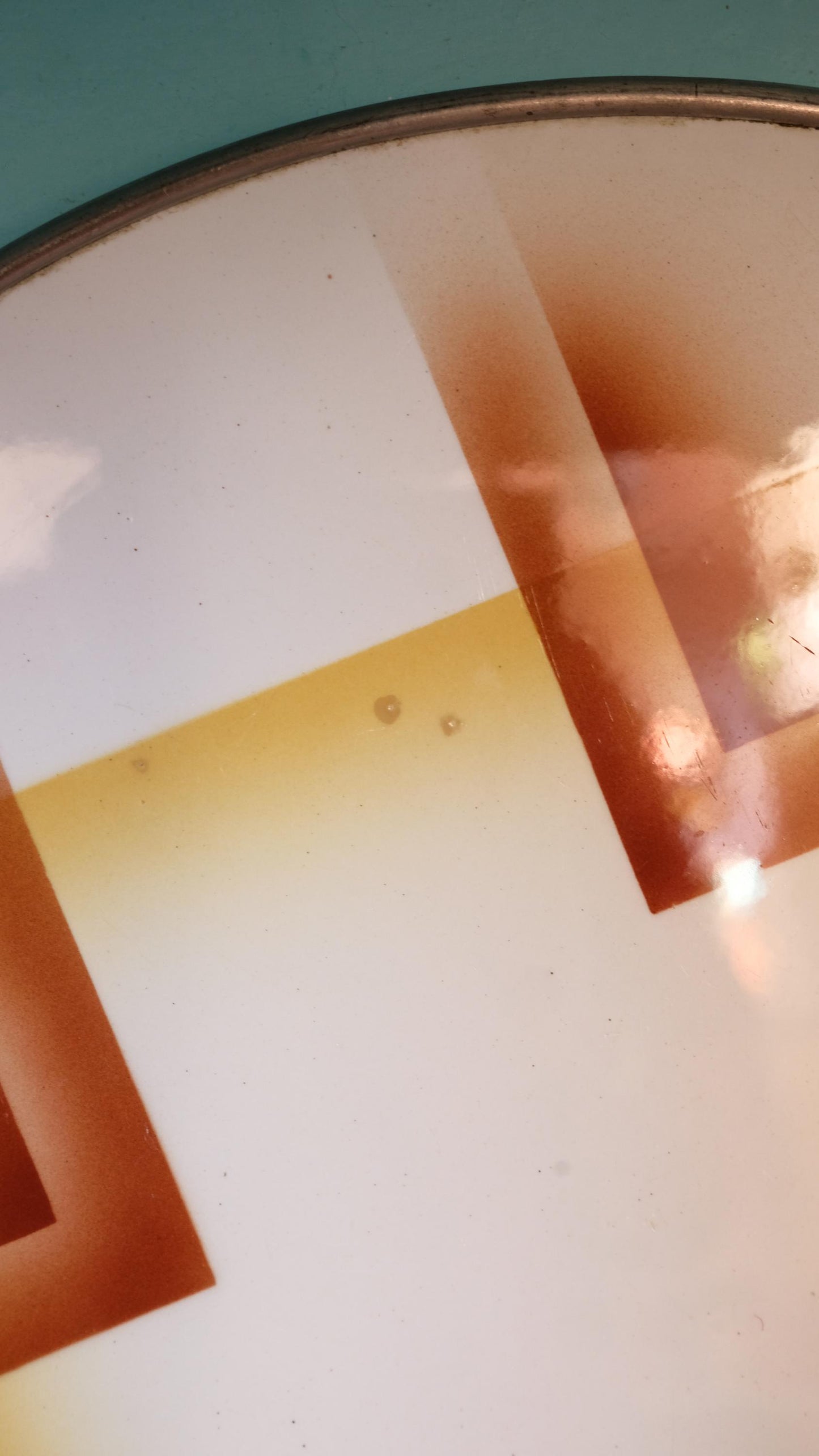 Plat de présentation vintage en céramique cerclé de métal