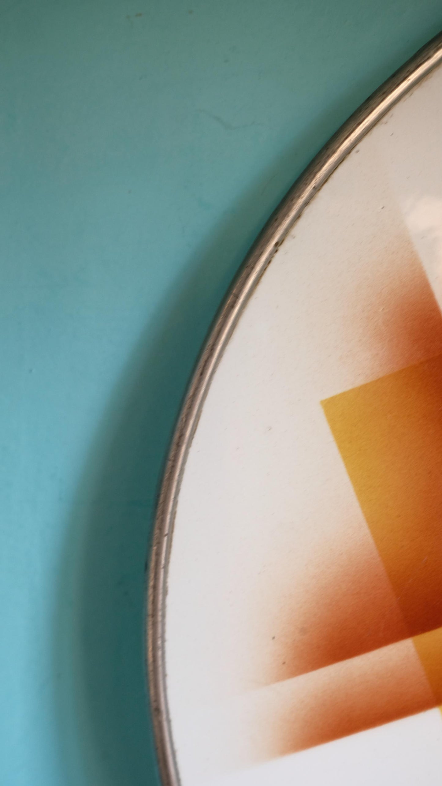 Plat de présentation vintage en céramique cerclé de métal