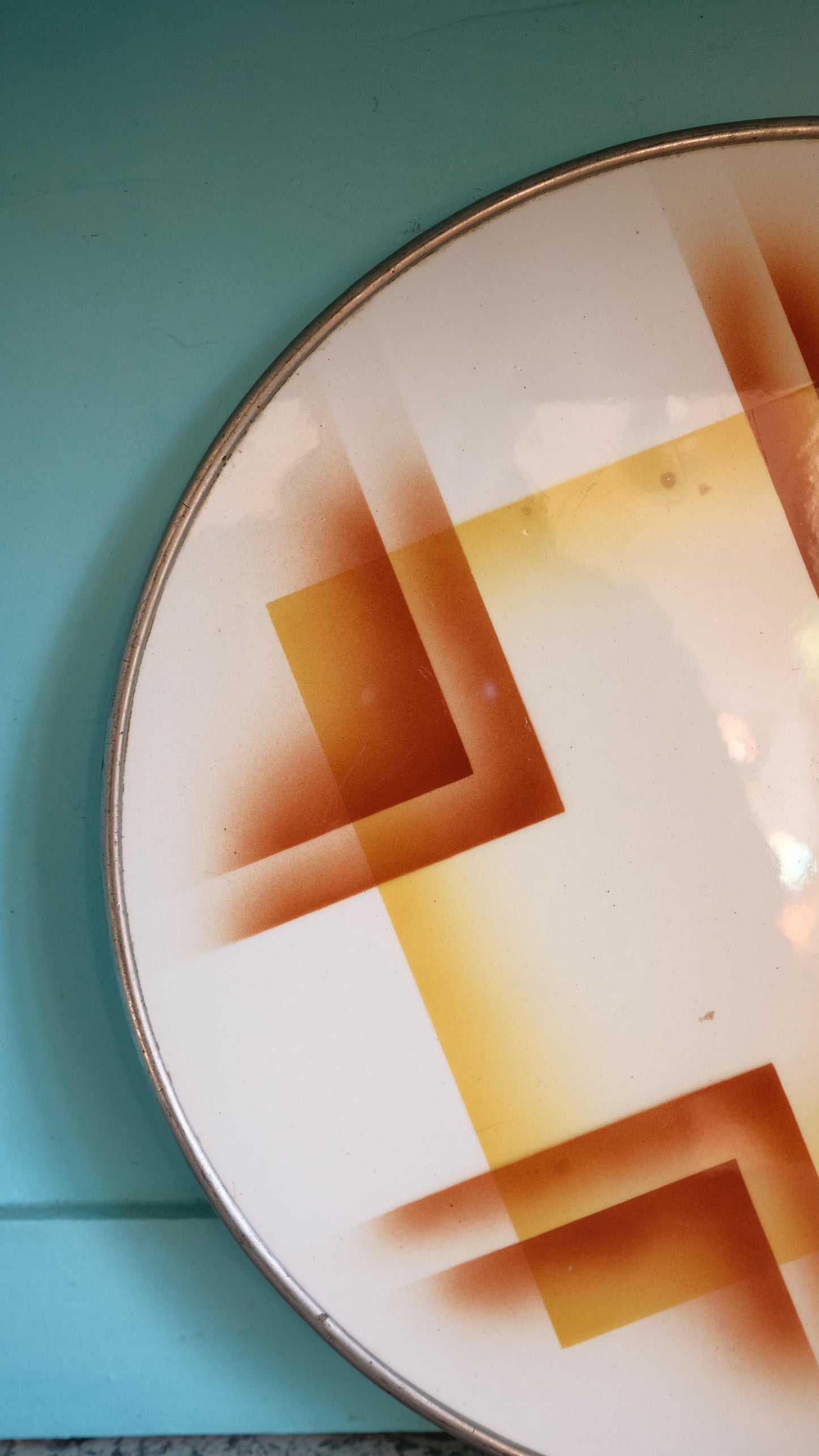 Plat de présentation vintage en céramique cerclé de métal