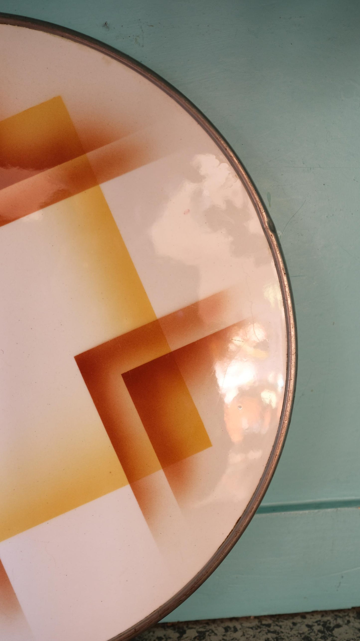 Plat de présentation vintage en céramique cerclé de métal