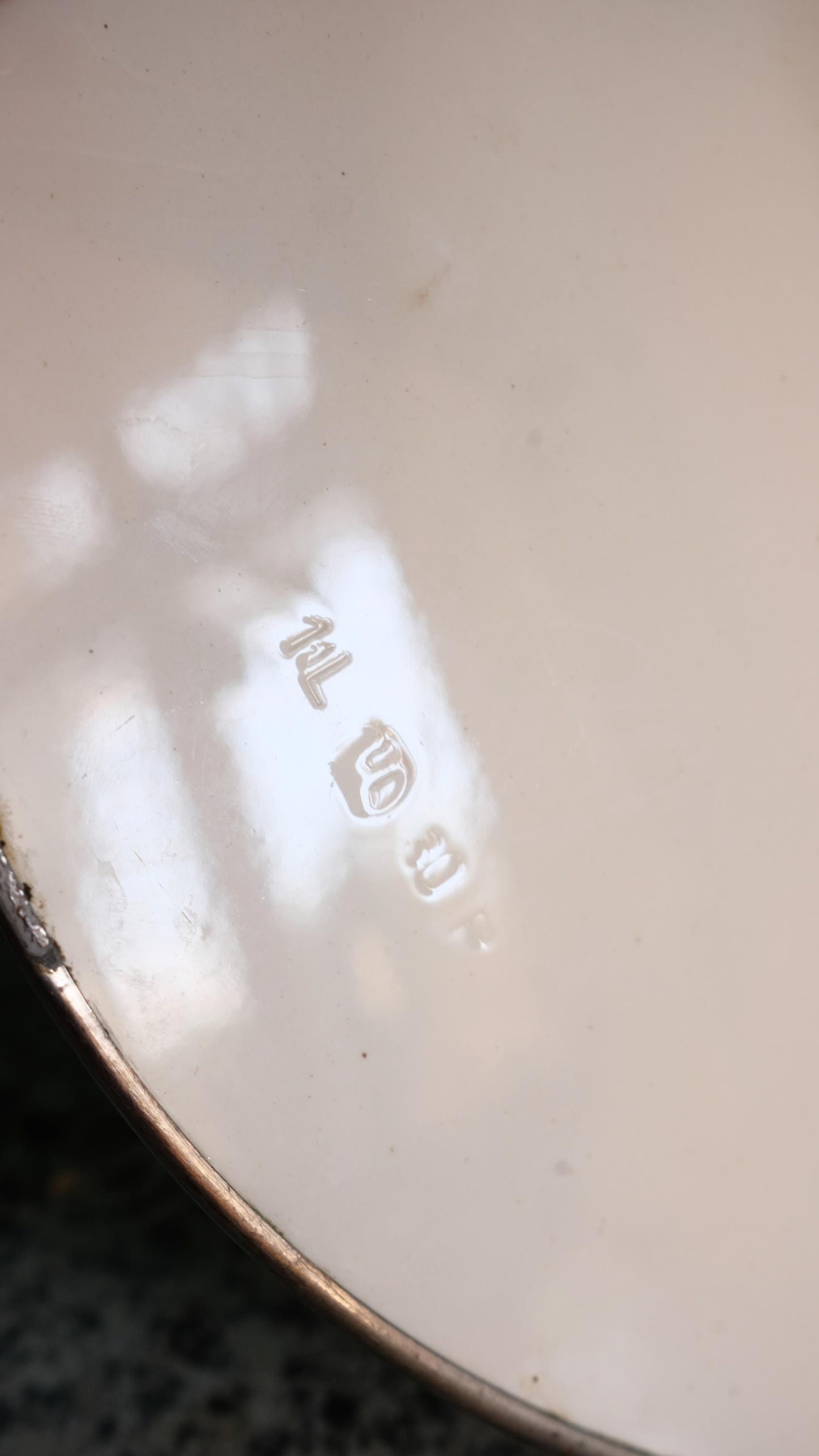 Plat de présentation vintage en céramique cerclé de métal