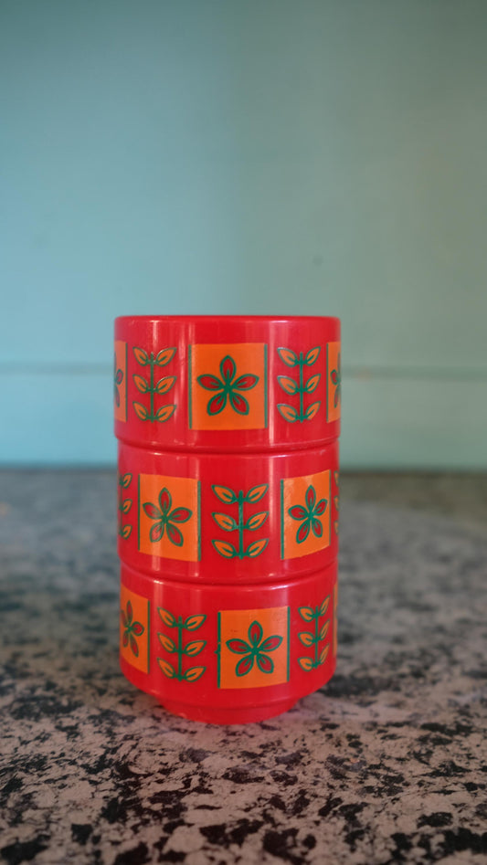 Lot de trois coquetiers vintage en plastique dans le style Emsa