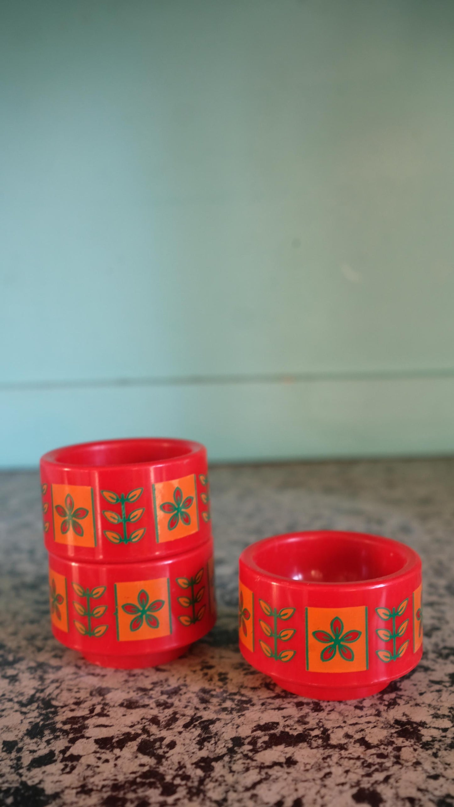 Lot de trois coquetiers vintage en plastique dans le style Emsa