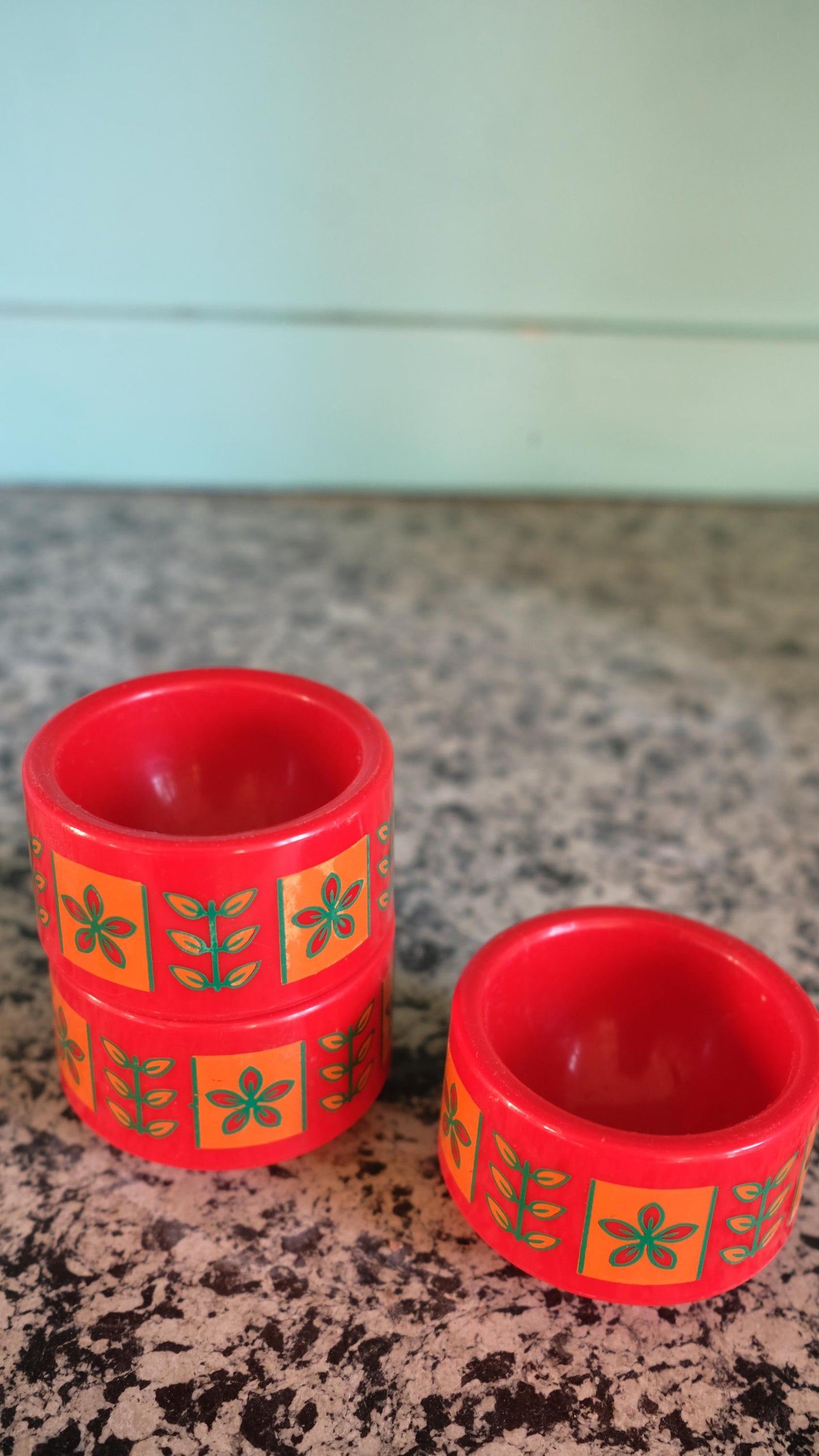 Lot de trois coquetiers vintage en plastique dans le style Emsa