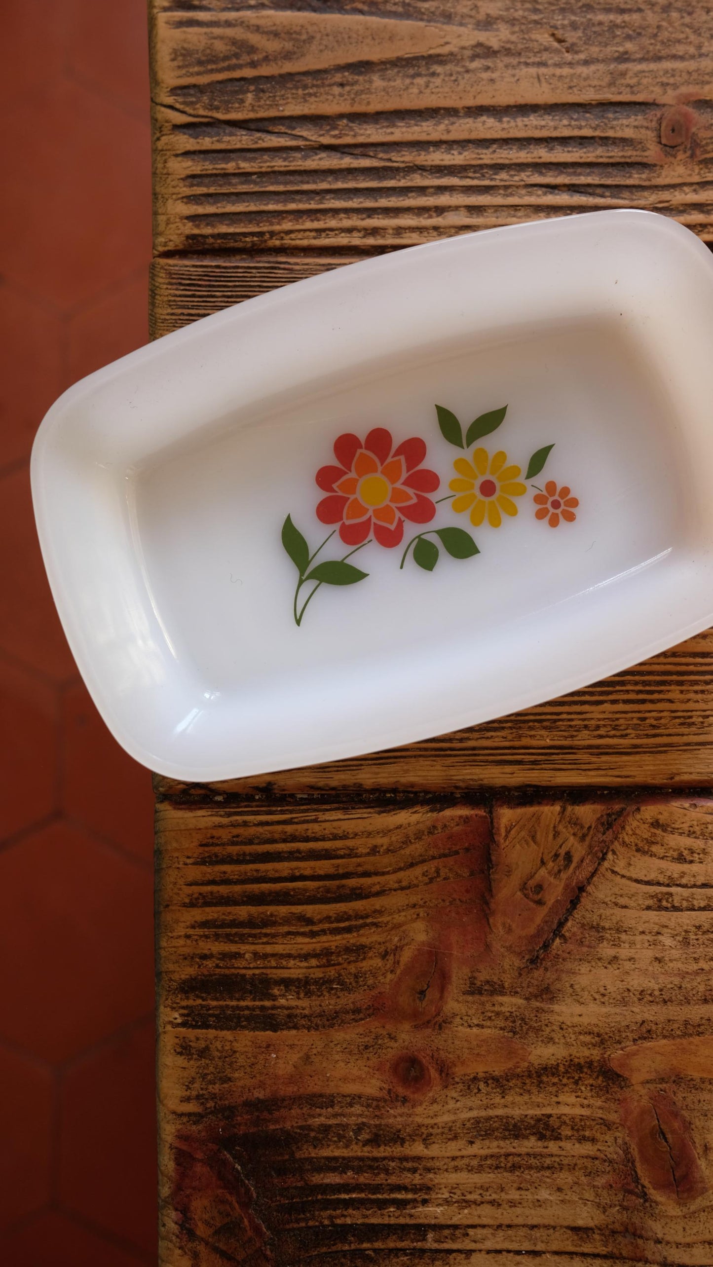 Ravier vintage en arcopal motifs fleurs 70's