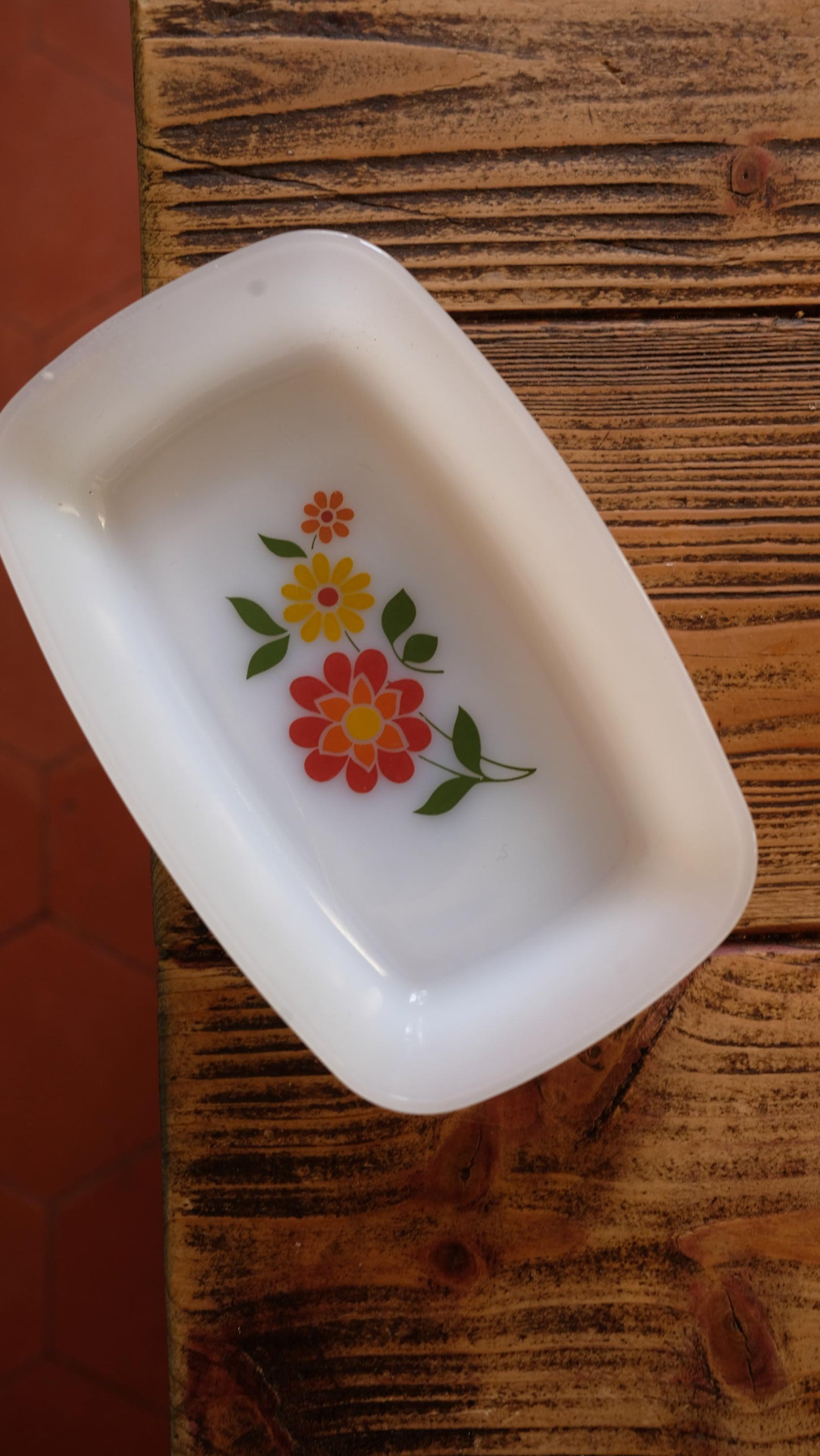 Ravier vintage en arcopal motifs fleurs 70's
