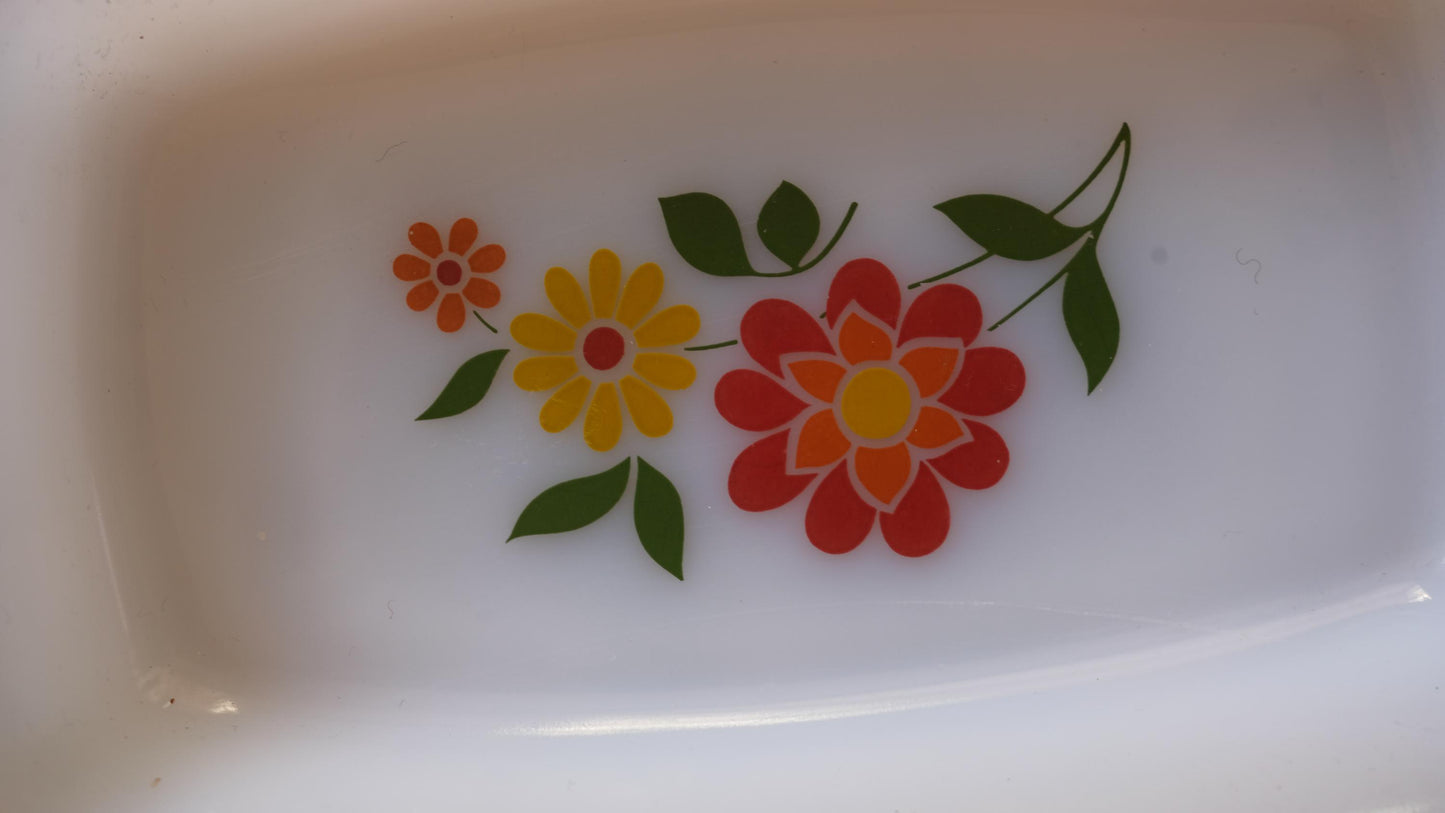 Ravier vintage en arcopal motifs fleurs 70's