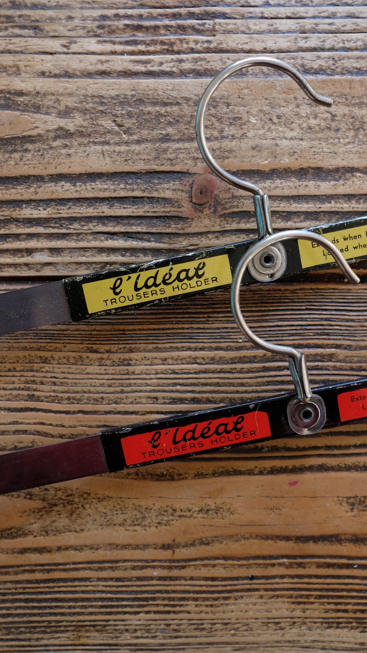 Lot de deux cintres téléscopiques vintage l'idéal