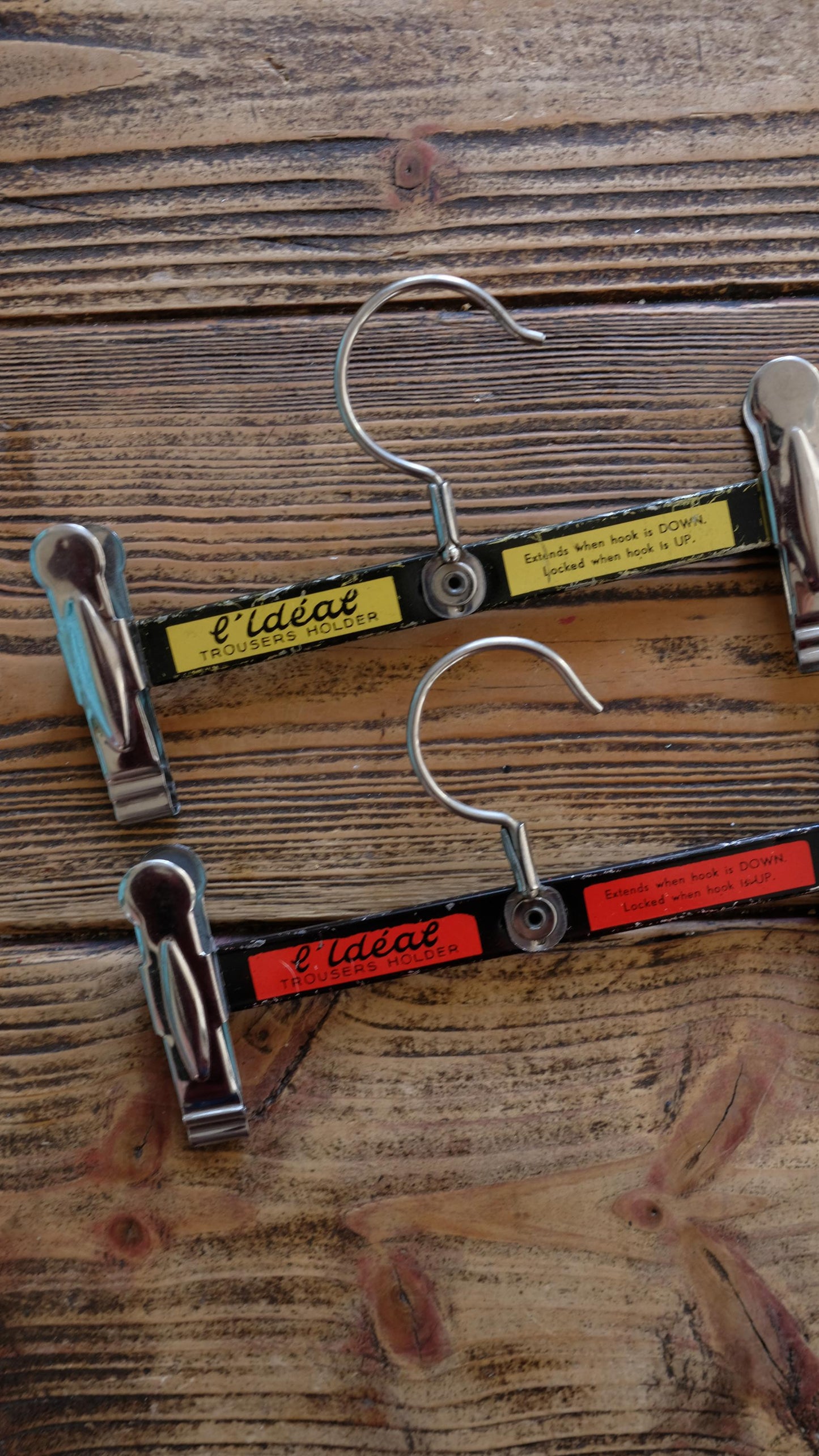 Lot de deux cintres téléscopiques vintage l'idéal