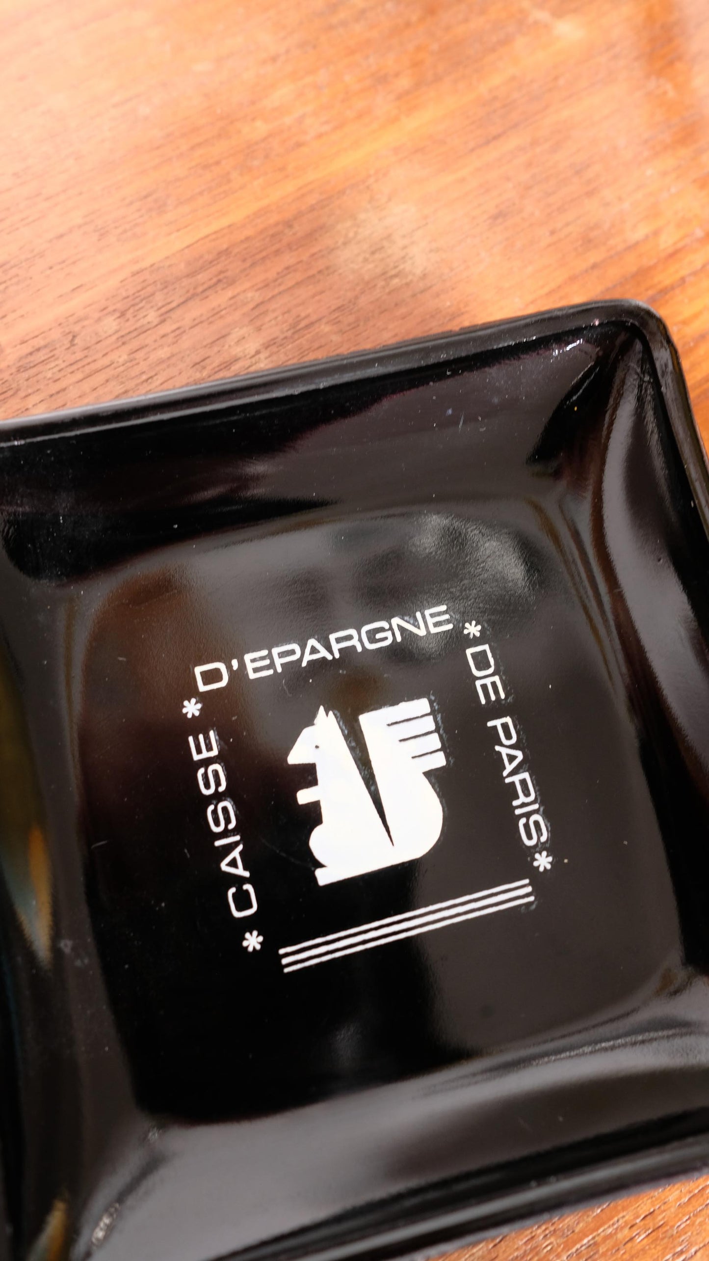 Cendrier/ vide-poches publicitaire vintage pour la caisse d'épargne en opaline noire