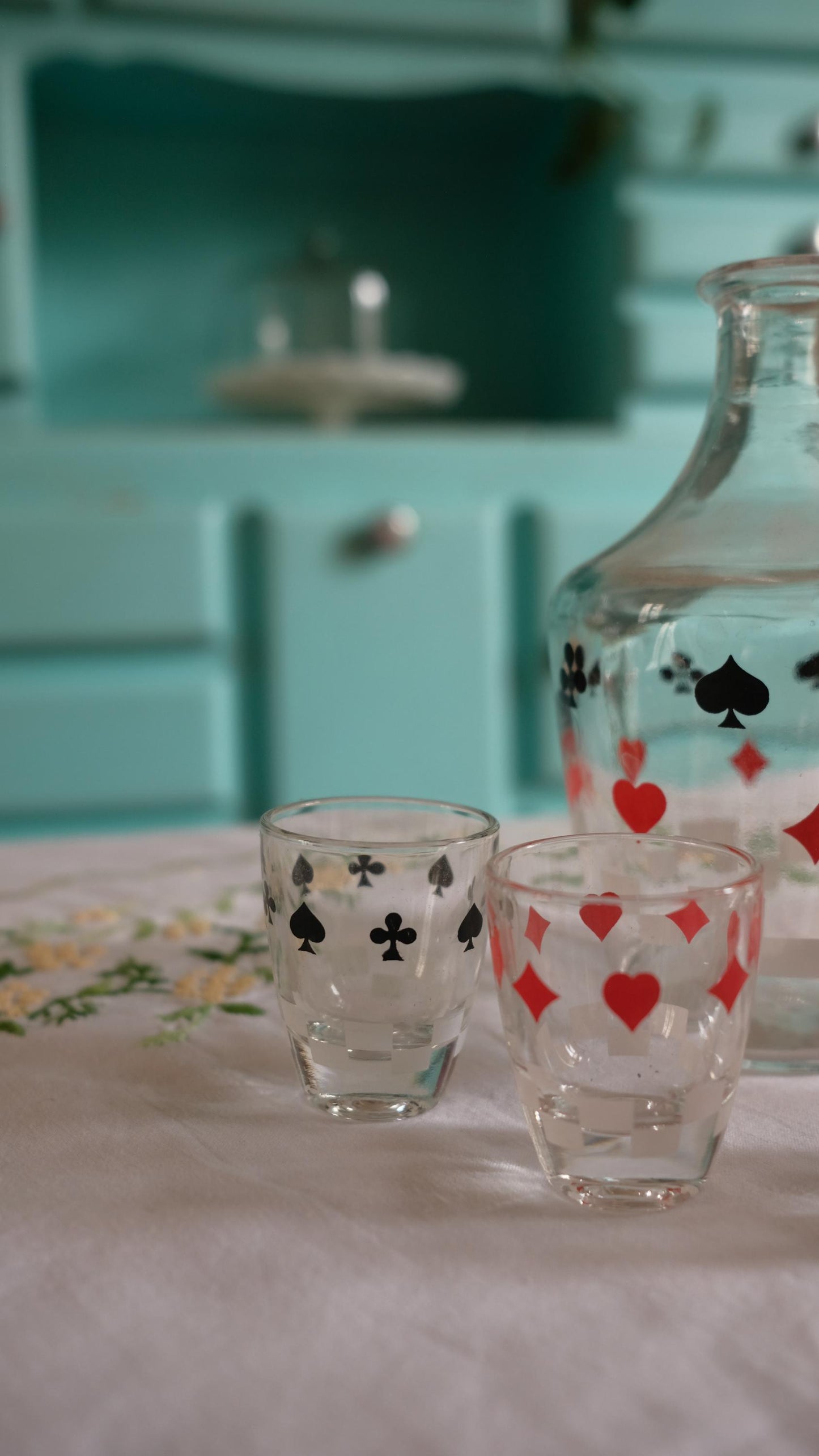 Ensemble carafe et 6 verres à liqueurs vintage motif jeu de cartes