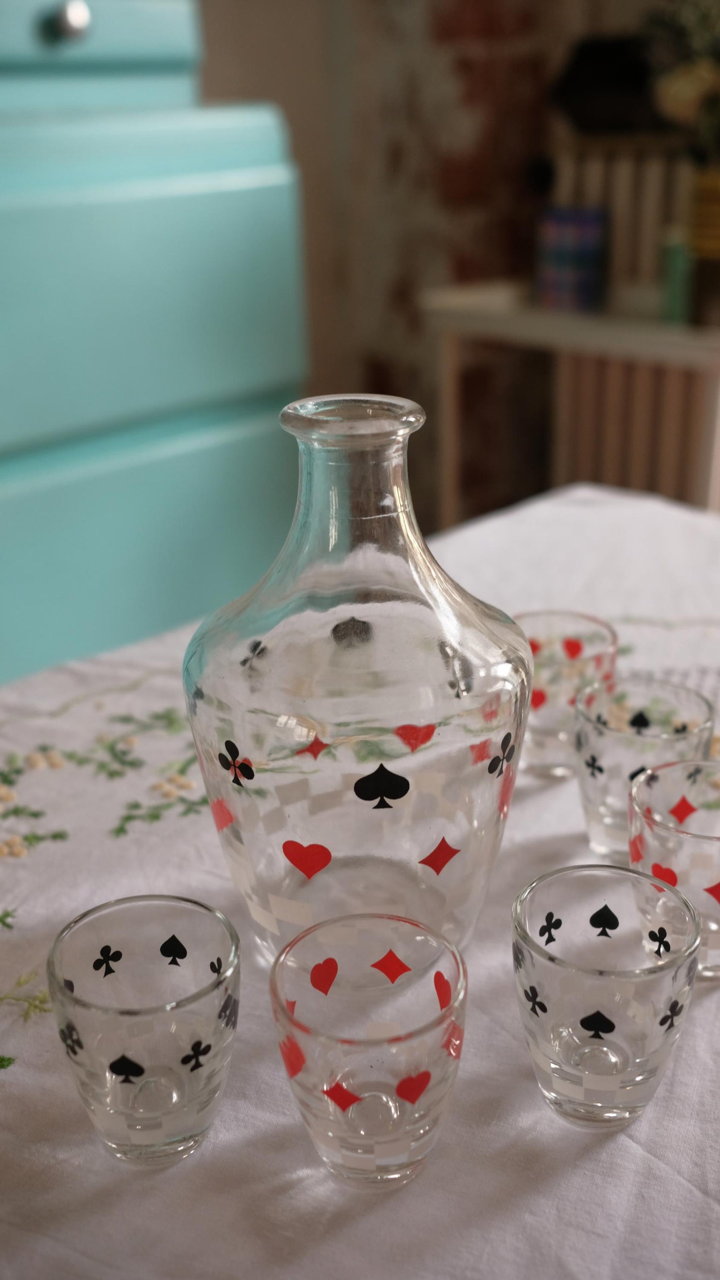Ensemble carafe et 6 verres à liqueurs vintage motif jeu de cartes