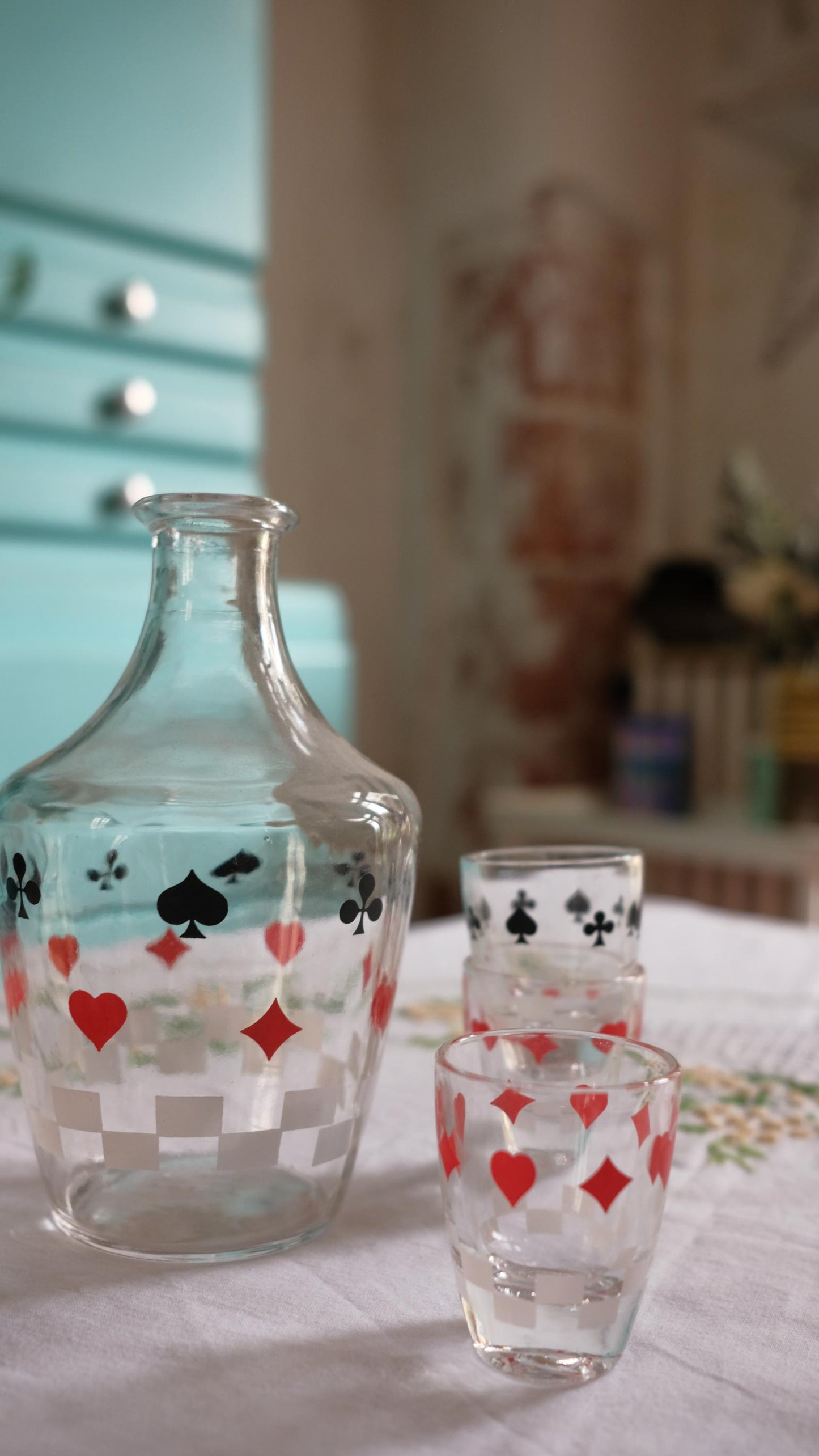 Ensemble carafe et 6 verres à liqueurs vintage motif jeu de cartes