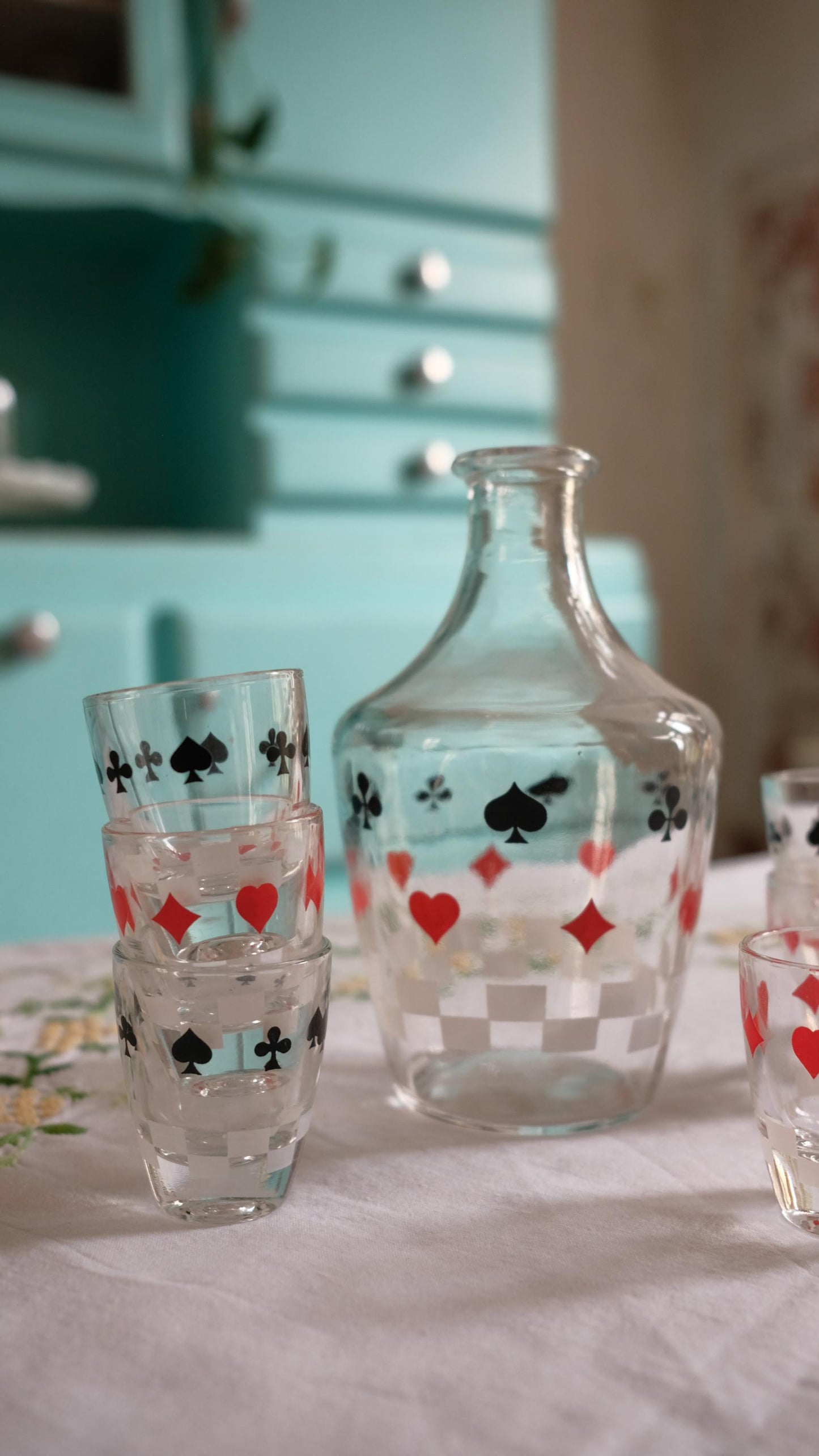 Ensemble carafe et 6 verres à liqueurs vintage motif jeu de cartes