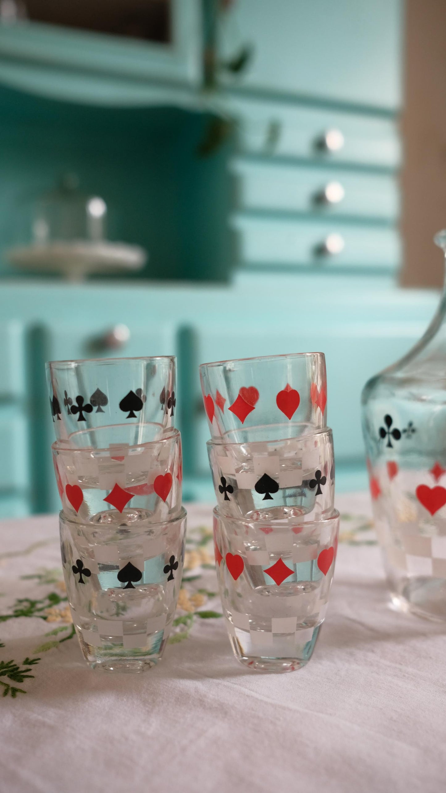 Ensemble carafe et 6 verres à liqueurs vintage motif jeu de cartes