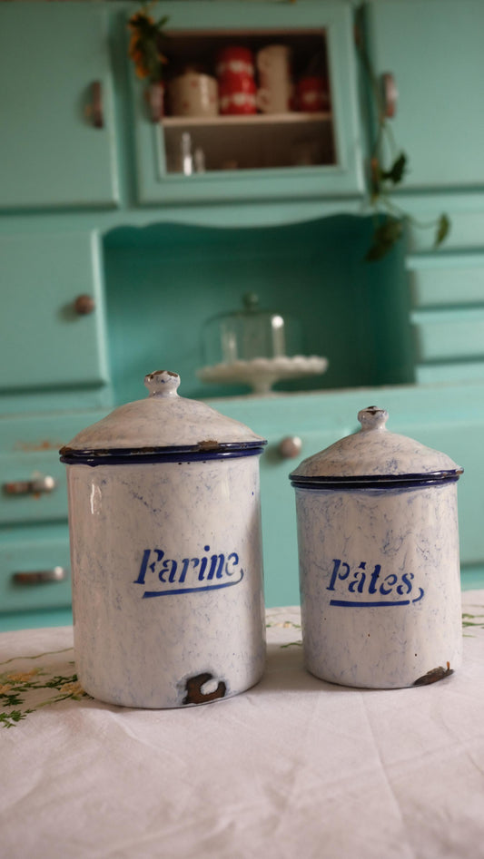 Lot de deux pots vintage en tôle émaillée