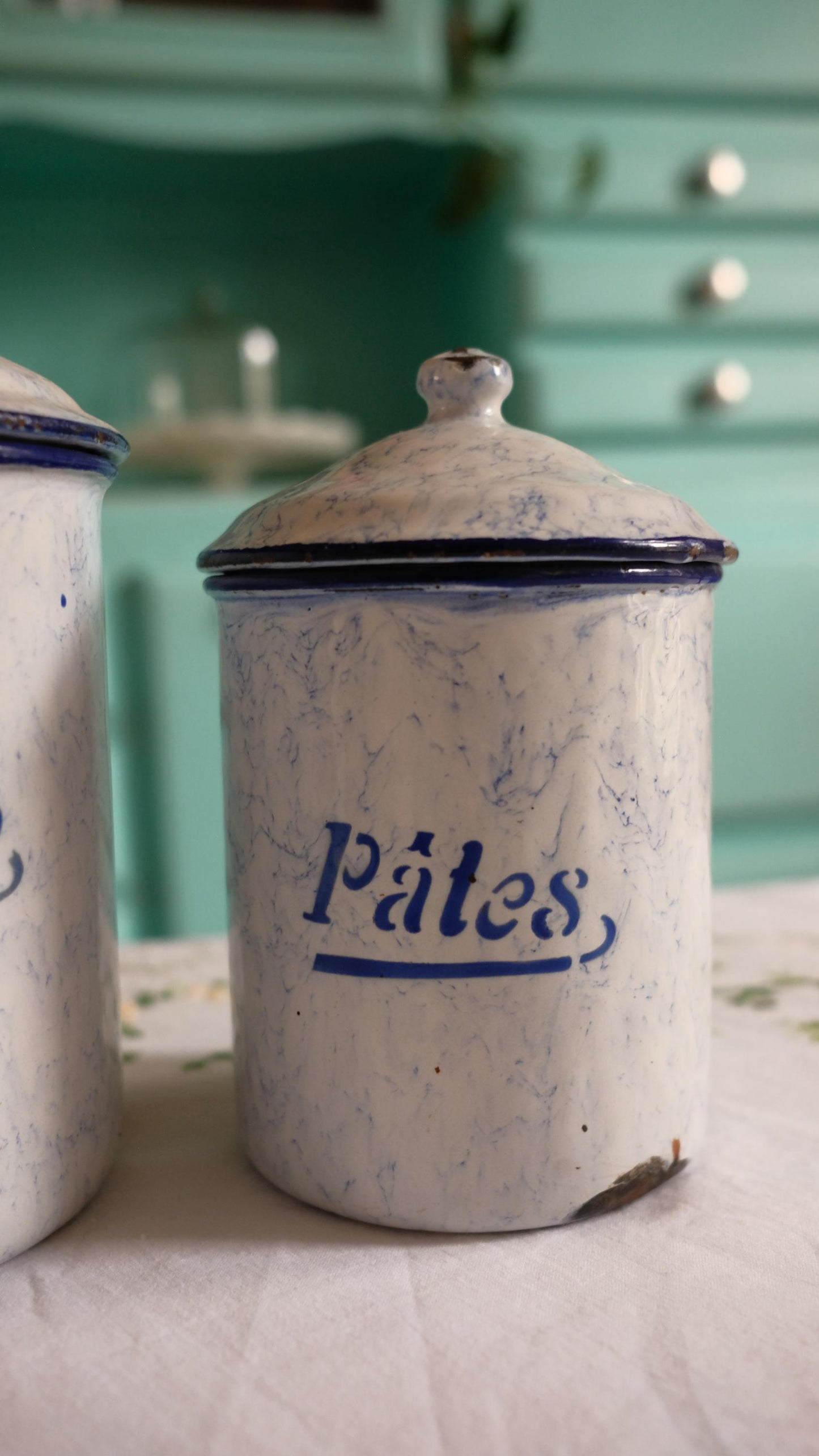 Lot de deux pots vintage en tôle émaillée