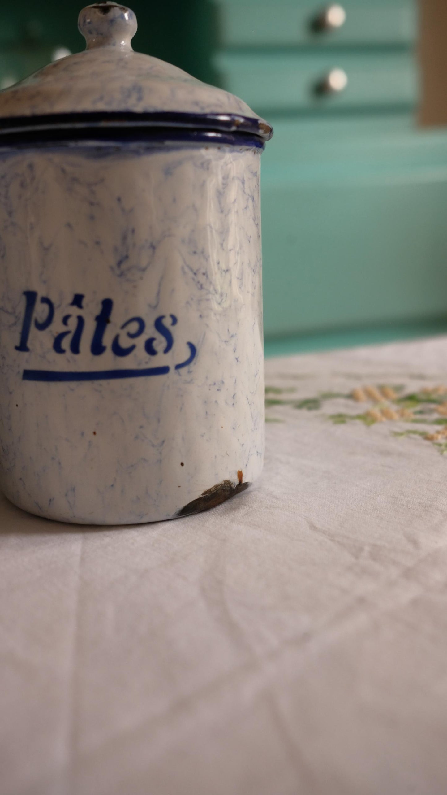 Lot de deux pots vintage en tôle émaillée