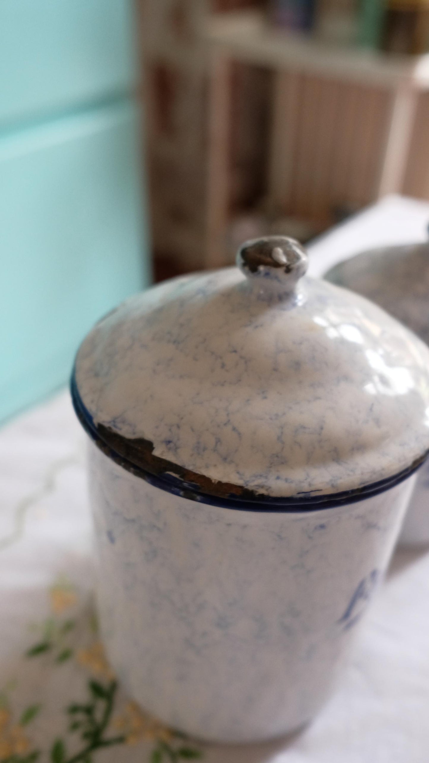 Lot de deux pots vintage en tôle émaillée