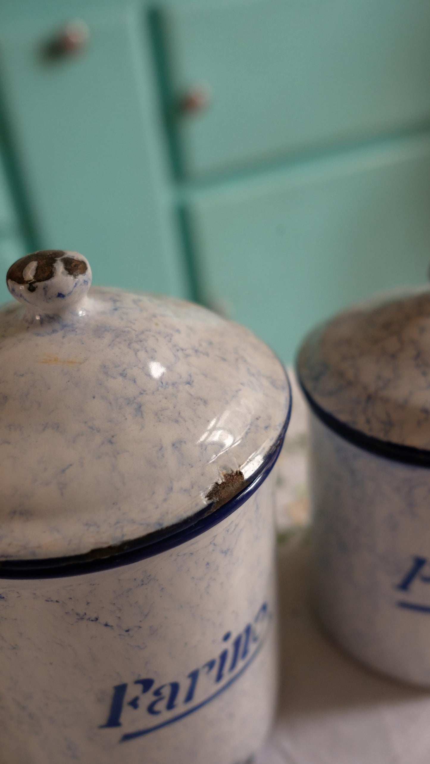 Lot de deux pots vintage en tôle émaillée