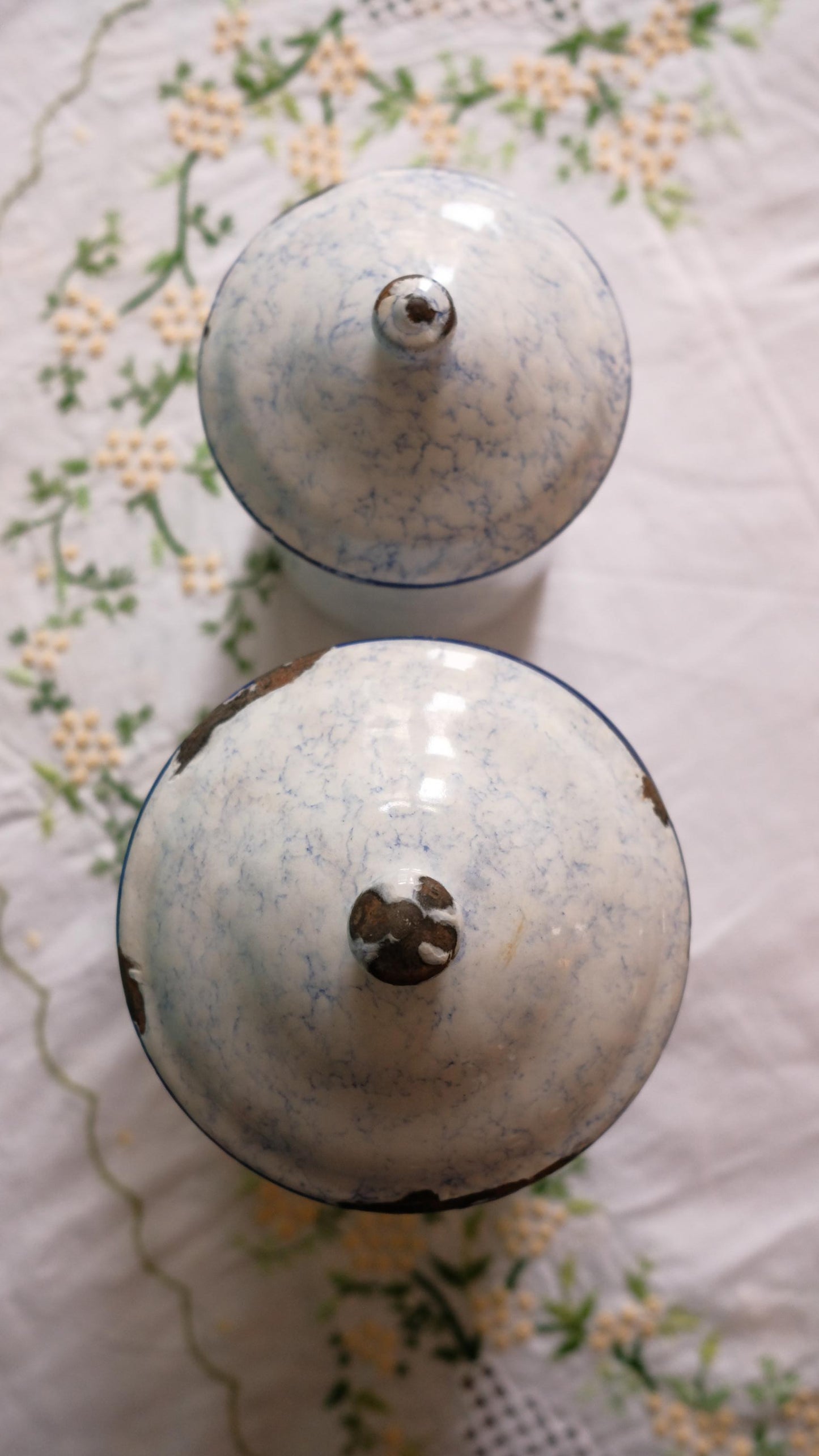 Lot de deux pots vintage en tôle émaillée