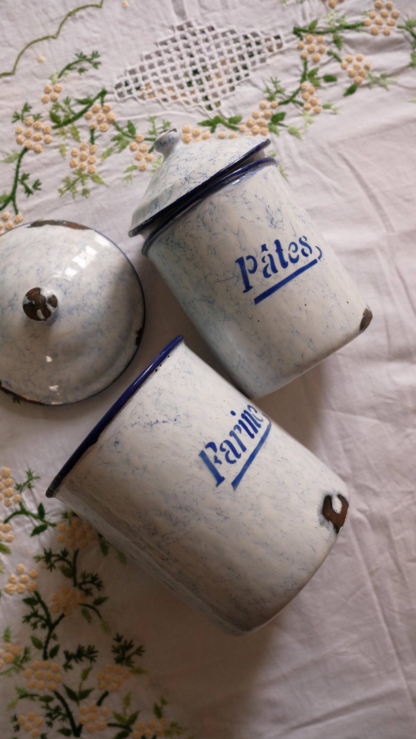 Lot de deux pots vintage en tôle émaillée
