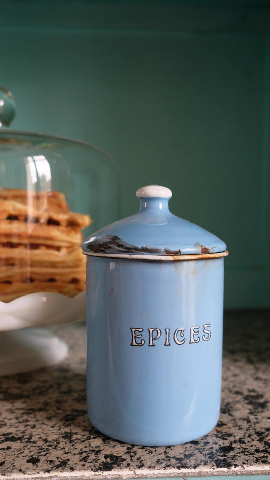 Pot à épices vintage en tôle émaillée fabriqué en Belgique