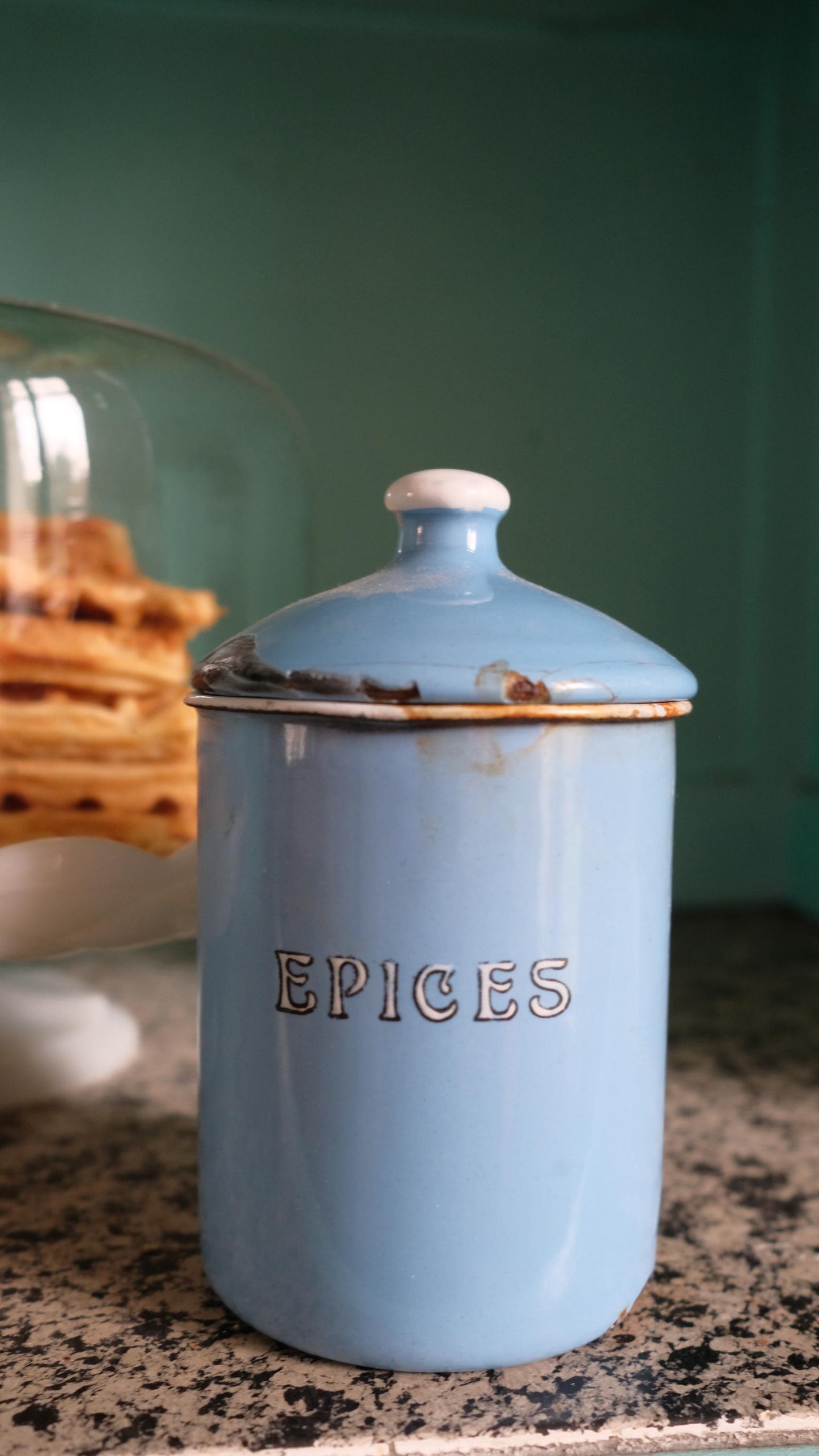 Pot à épices vintage en tôle émaillée fabriqué en Belgique