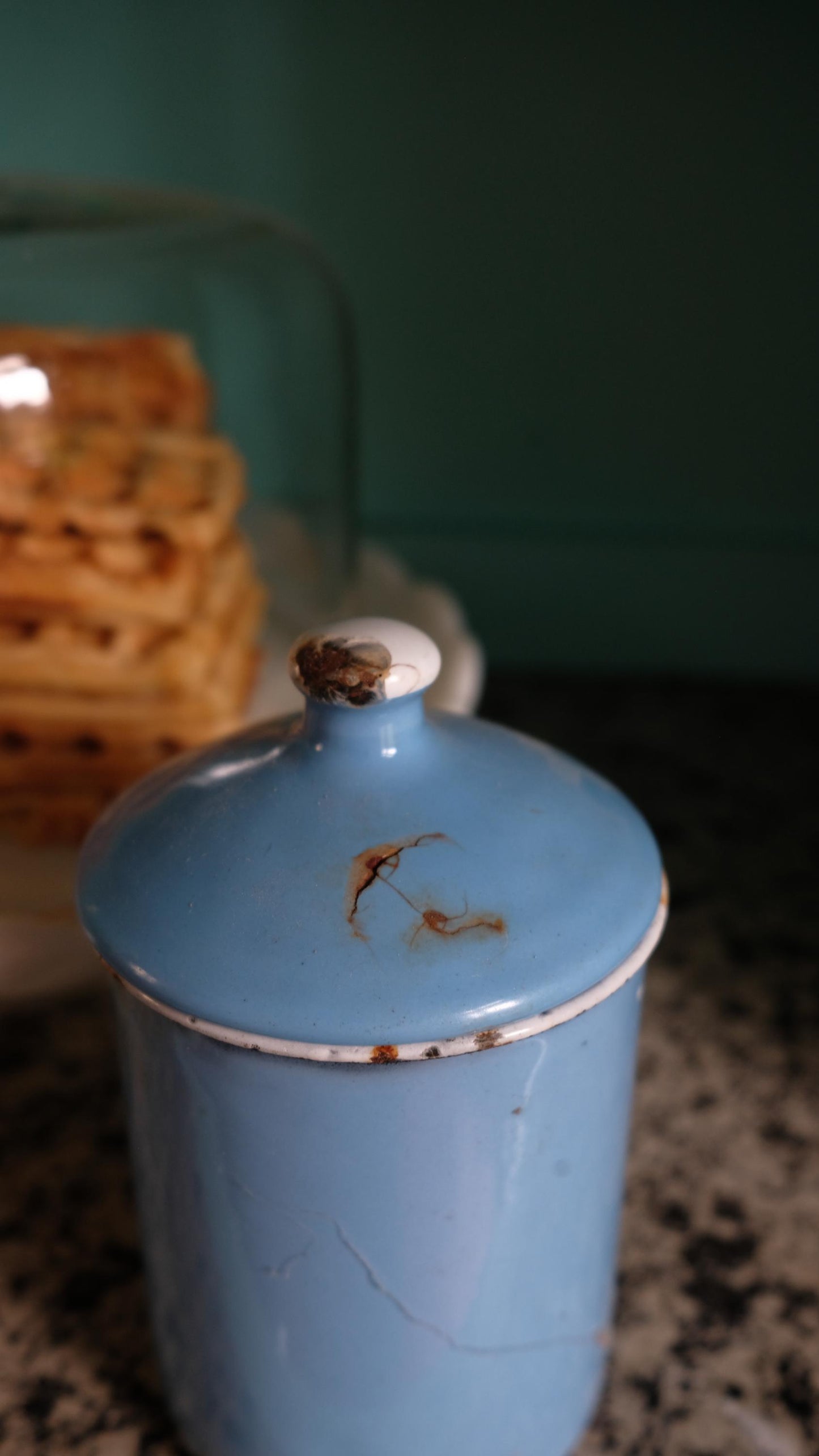 Pot à épices vintage en tôle émaillée fabriqué en Belgique