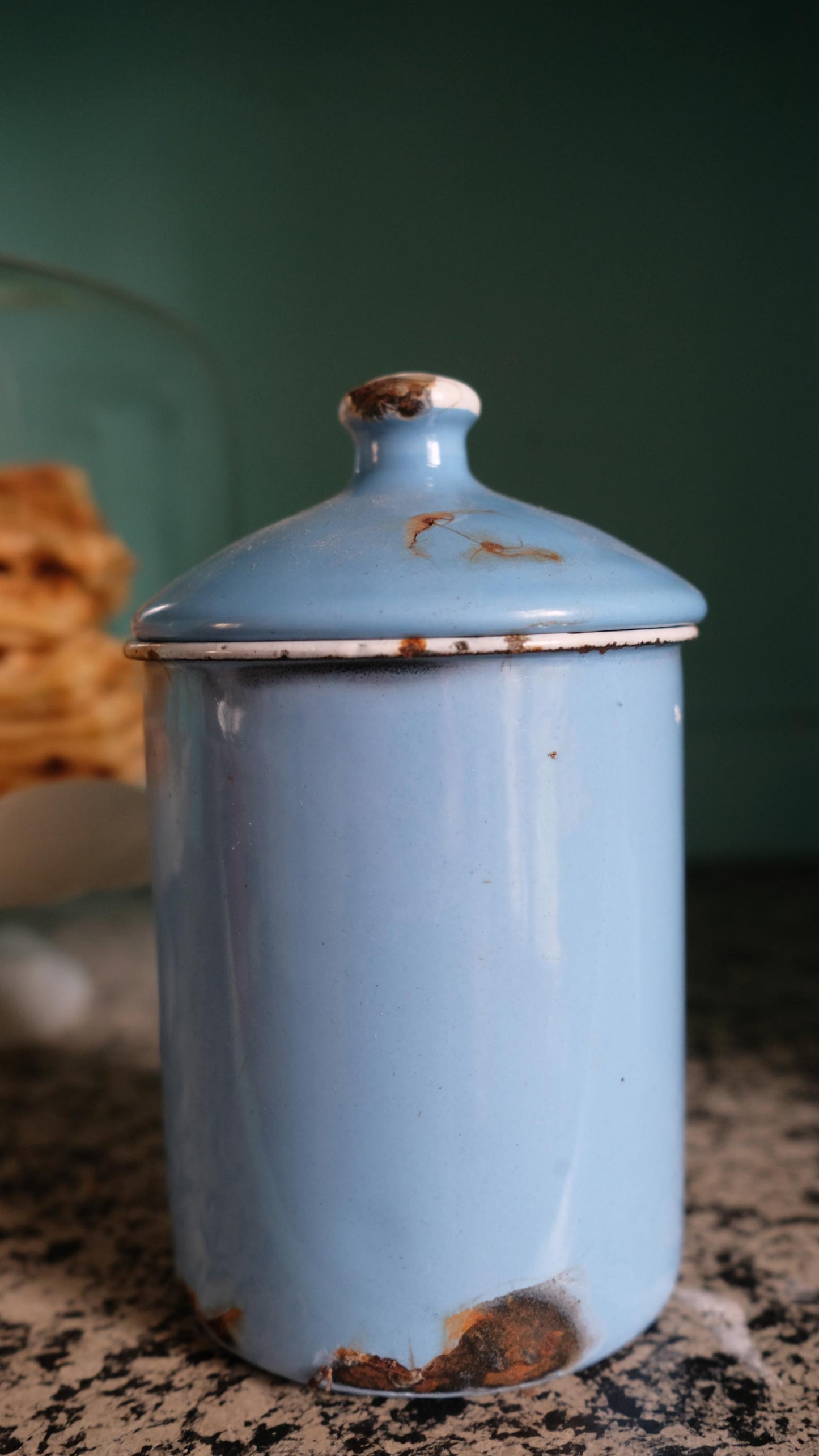 Pot à épices vintage en tôle émaillée fabriqué en Belgique